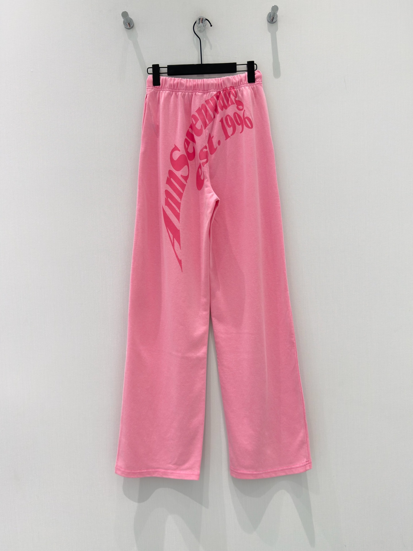 NO:822993,· 6/hot spot original designer｜Goddess-style drawstring casual pants. These pants are made of high-quality fabrics, technological design, fresh colors. The crisp version is combined with personalized design. Exclusive brand accessories are decorated to make you the most unique existence. Whether it is the trend front or daily casual, it can make your matching full of innovation. Create your exclusive style and show your personality. Pink｜Blue S M L /, women's clothing,19860909· 6/爆款现货 原创 设计师｜女神同款抽绳炒色休闲裤 这款裤子选用优质面料,工艺设计,清新的色系 挺括的版型与个性的设计相结合,专属品牌配件装饰,让你成为最独特的存在. 无论是潮流前线还是日常休闲,它都能让您的搭配充满新意.打造你的专属风格,尽情展现个性. 粉色｜蓝色 S M L /,女装,,Women's clothing