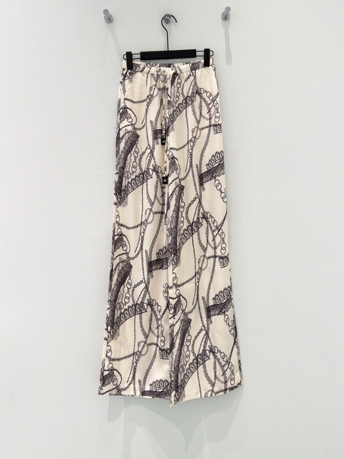 NO:822988,· 6/ Hot items in stock [New for spring and summer] Designer | 26 new linen lace casual pants, high-end customized bohemian printed trousers, minimalist style, French elegant and lazy style, casual and fashionable!  The three-dimensional tailoring version can be sweet or salty to reduce the age of the girl. It can be worn in a variety of ways to make the upper body slimmer and taller!  Highly recommended for self-retention!  Imported high-density fabrics are warm and have great texture!  The quality of workmanship depends on the details. Design and color S M L ｜,Hermes-clothing,hermes,19860909· 6/爆款现货【春夏上新】设计师｜26新品亚麻蕾丝休闲裤 高端定制波西米亚印花长裤 极简主义风法式优雅的慵懒风, 休闲又时髦！ 立体剪裁版版型可甜可盐减龄少女风. 多种穿法百搭上身显瘦又高挑！ 强烈推荐自留款！ 进口高密度面料保暖质感超赞！ 做工品质看细节 花色 S M L ｜,爱马仕-服装,hermes,,Women's clothing