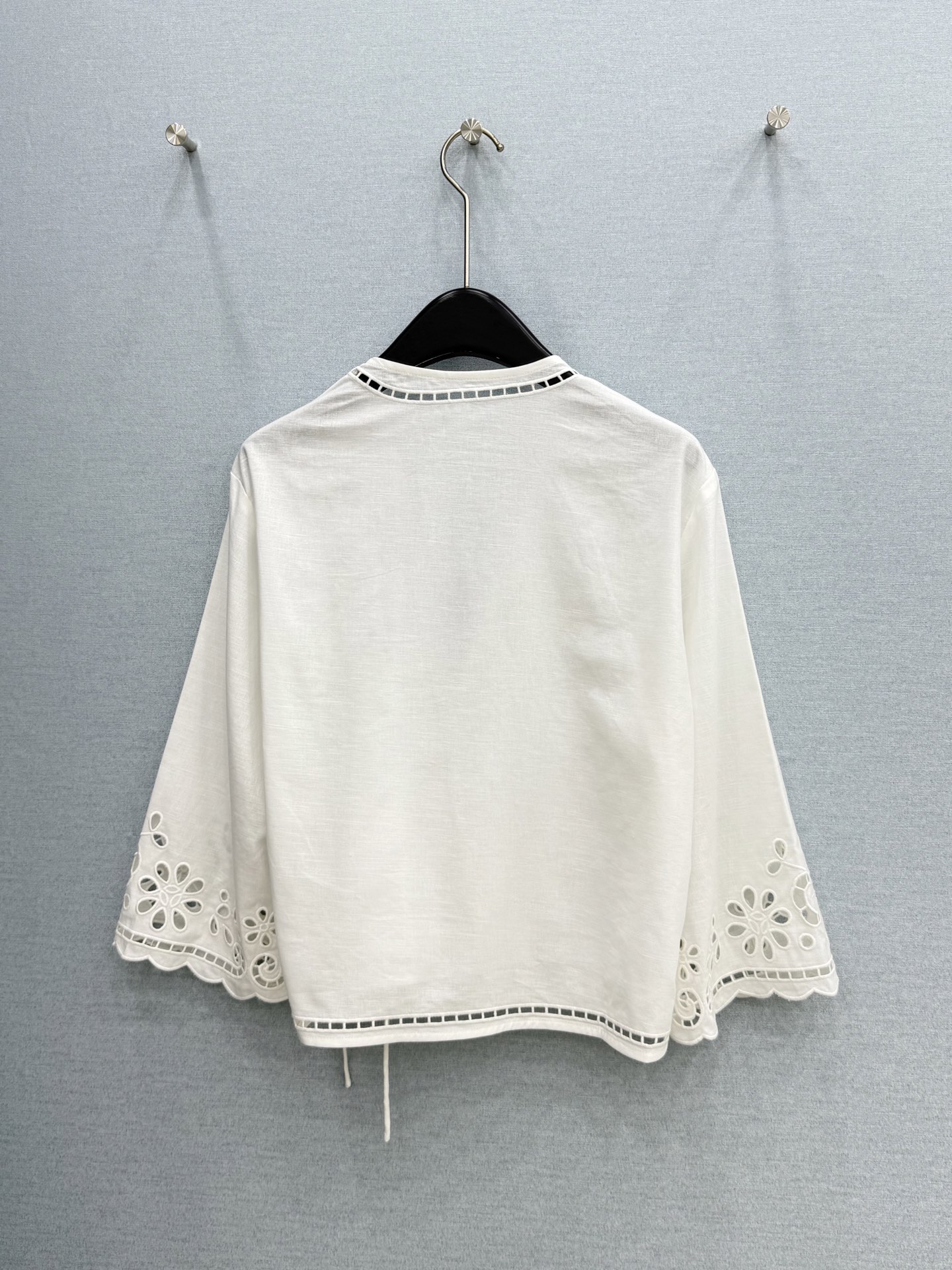 🛒𝐍𝐄𝐖 · 𝟐𝟎𝟐6/爆款现货原单品质 小众*｜2026新品喇叭袖镂空刺绣系带衬衫精致版型，高级肌理细