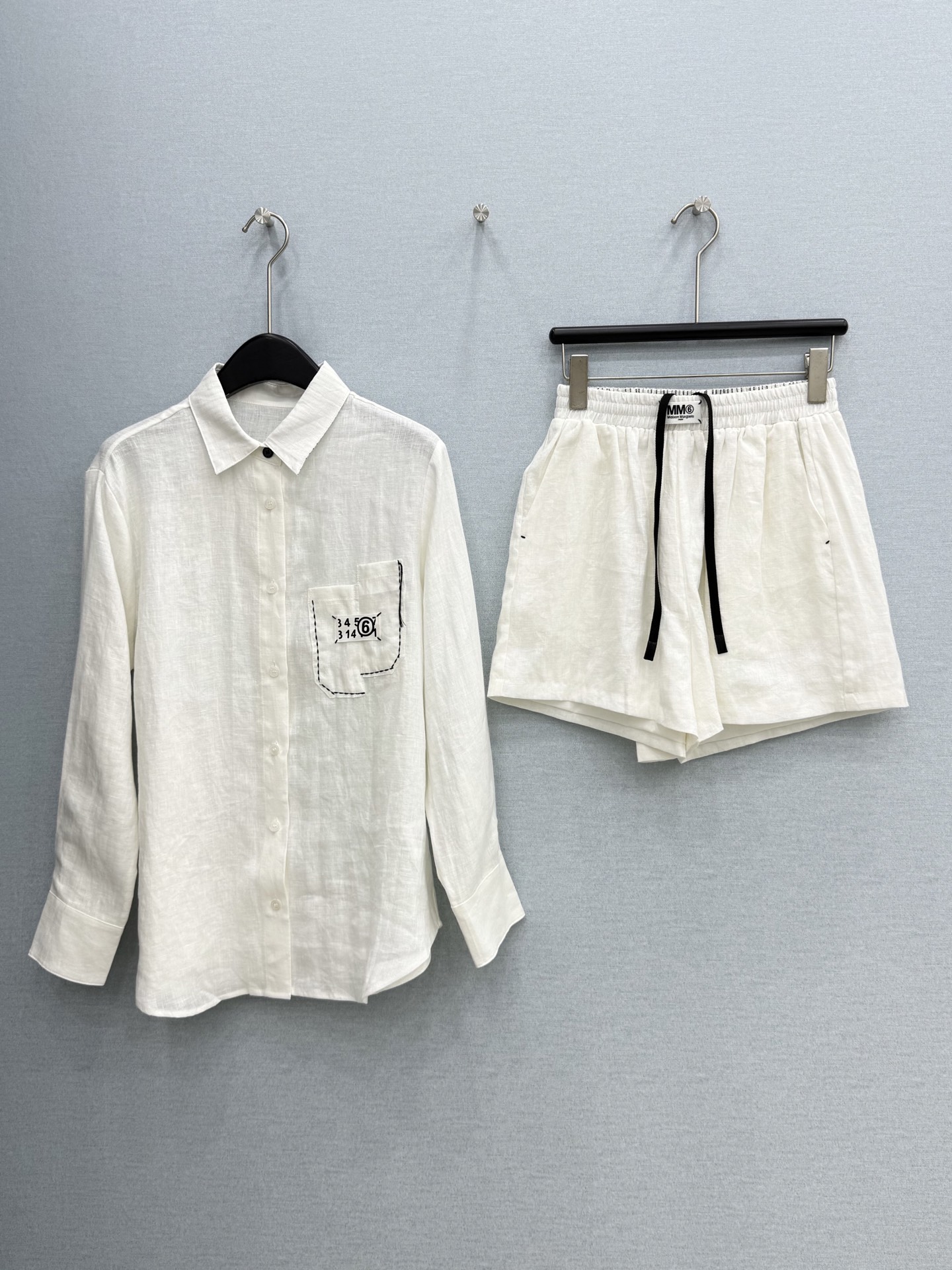 🛒𝐍𝐄𝐖 · 𝟐𝟎𝟐6/爆款现货【原单品质】MM6｜26新品麻料衬衫短裤套装！宽松纯色衬衫，搭配松紧抽绳