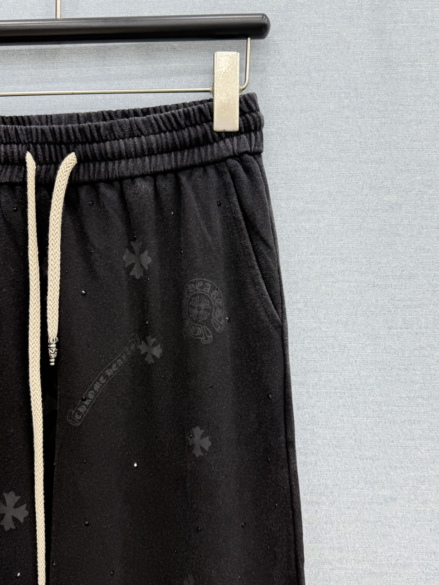 🛒𝐍𝐄𝐖 · 𝟐𝟎𝟐5/爆款现货设计师 原创｜松紧腰抽绳炒色休闲裤定制面料，日常穿搭 高级的调调又A又飒
