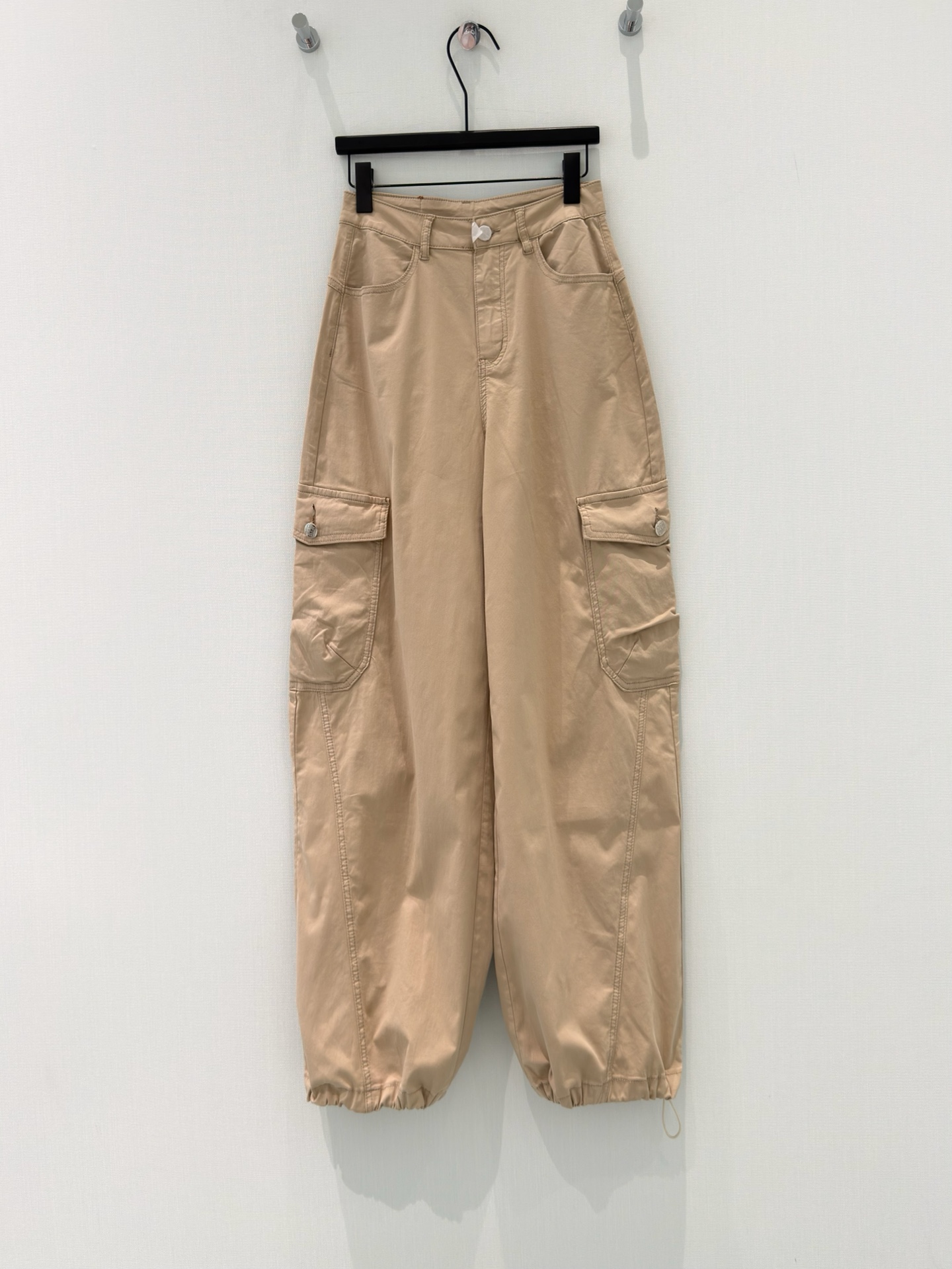 NO:826126,· 6/hot stock original designer｜Double-pocket micro sickle work style drawstring trousers are made of high-end customized fabrics, very comfortable to wear, conventional design, good tolerance, customized buttons add visual charm, and the texture of the trousers will be very delicate, it is a very good fabric. Denim has good moisture absorption and breathability, the cloth surface is soft and smooth, and it feels very smooth, making it everyone's favorite choice. Brown color S M L  XL/, Loewe-clothing, loewe,19860909· 6/爆款现货 原创 设计师｜双口袋微镰工装式抽绳裤 采用高端定制面料,穿起来非常舒适,常规设计,包容性好,订制纽扣 增添视觉魅力,而且裤子的纹路会非常细腻,是非常好的面料 牛仔具有良好的吸湿性和透气性,布面光泽柔和,手感也非常细滑,成为众人最爱的选择 咖色 S M L XL/,罗意威-服装,loewe,,Women's clothing