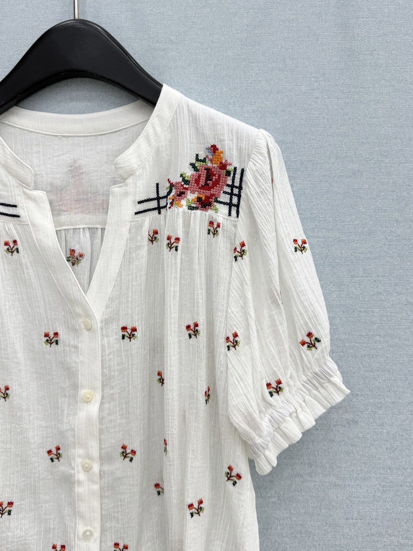 🛒𝐍𝐄𝐖 · 𝟐𝟎𝟐6/爆款现货原单品质  小众*｜2026新品V领收腰刺绣衬衫精致版型，高级肌理细腻 
