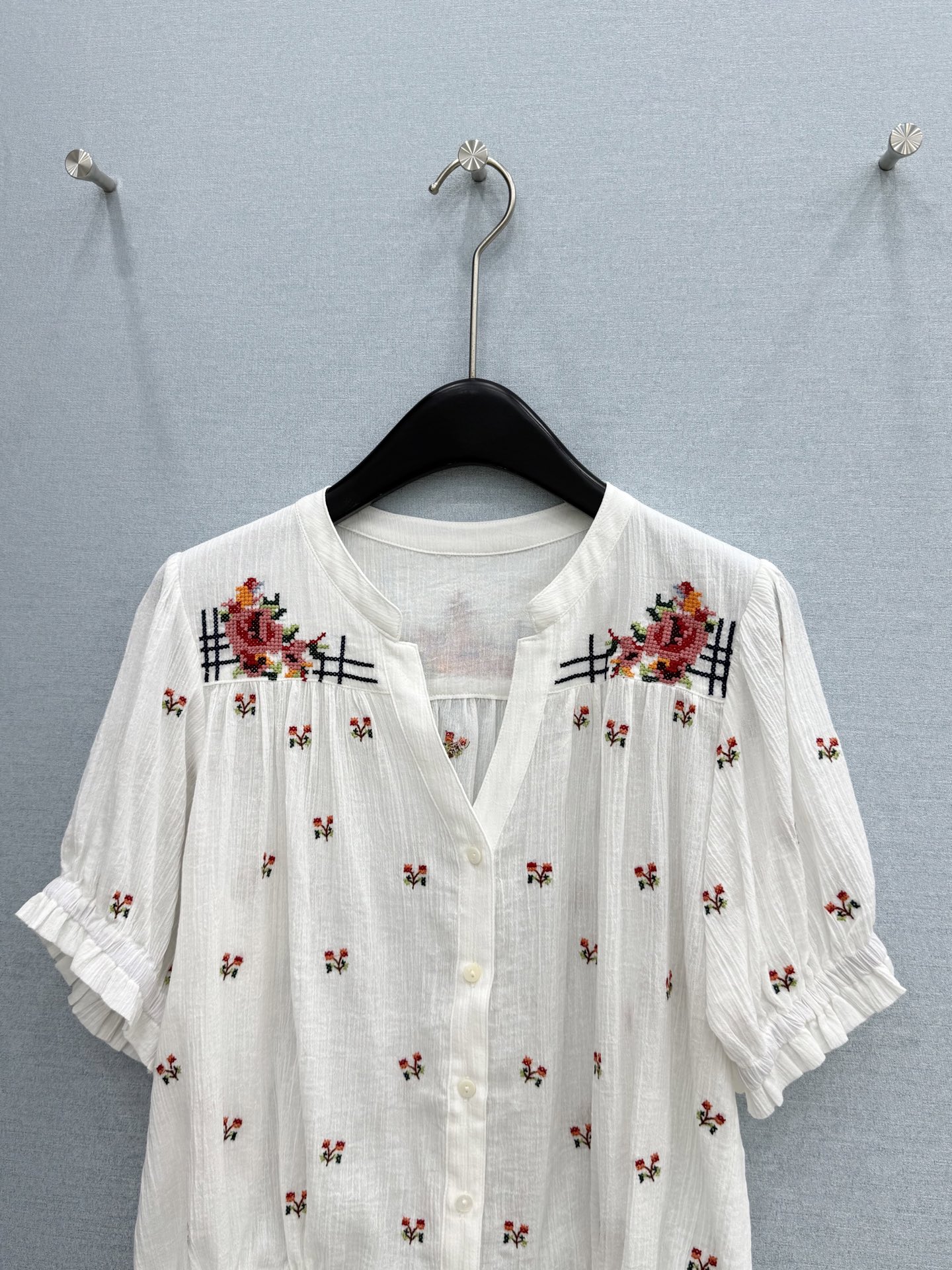 🛒𝐍𝐄𝐖 · 𝟐𝟎𝟐6/爆款现货原单品质  小众*｜2026新品V领收腰刺绣衬衫精致版型，高级肌理细腻 