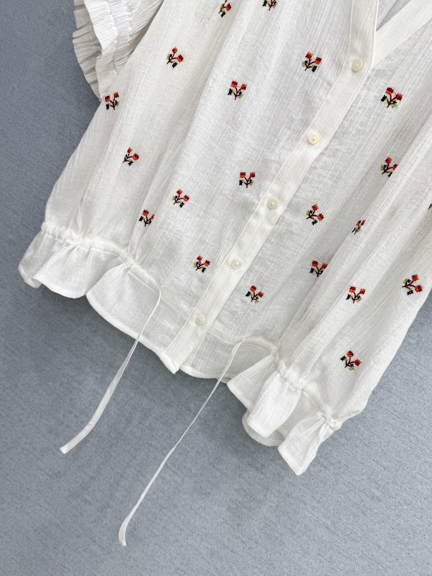 🛒𝐍𝐄𝐖 · 𝟐𝟎𝟐6/爆款现货原单品质  小众*｜2026新品V领收腰刺绣衬衫精致版型，高级肌理细腻 