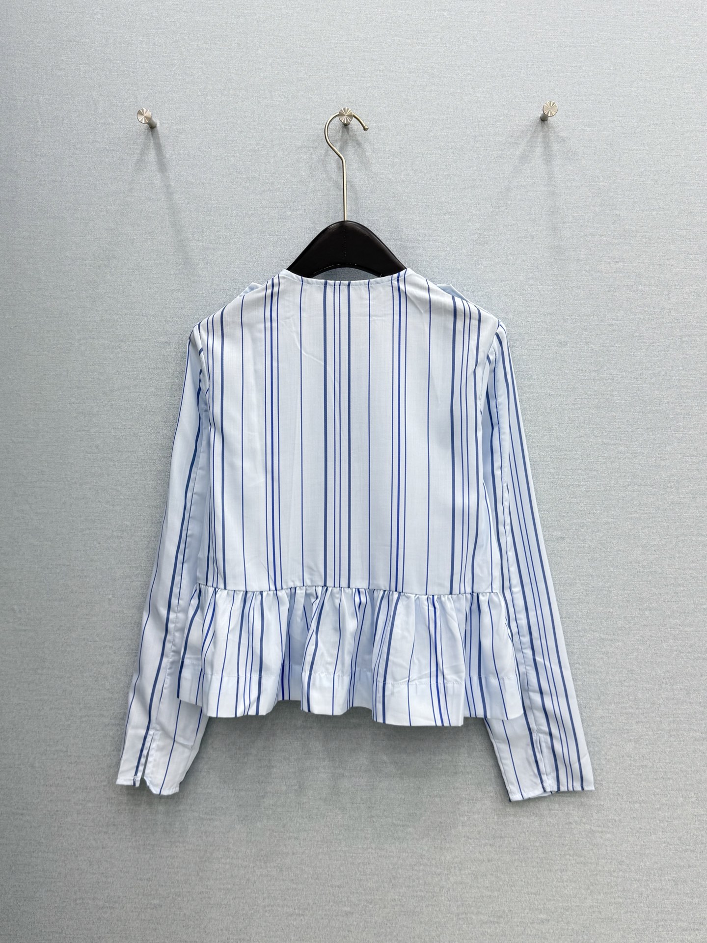 🛒𝐍𝐄𝐖 · 𝟐𝟎𝟐6/爆款现货原单品质  小众*｜2026新品系带条纹长袖衬衫精致版型，高级肌理细腻 
