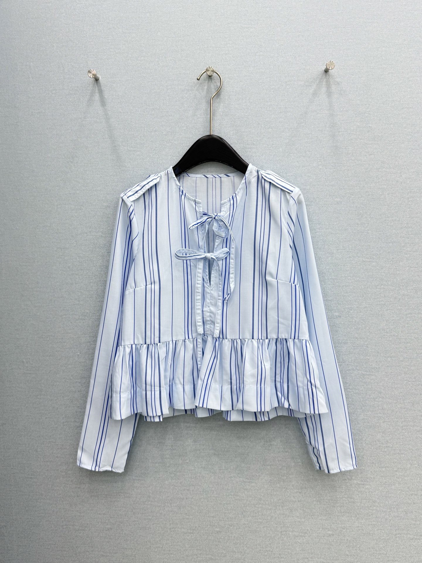 🛒𝐍𝐄𝐖 · 𝟐𝟎𝟐6/爆款现货原单品质  小众*｜2026新品系带条纹长袖衬衫精致版型，高级肌理细腻 