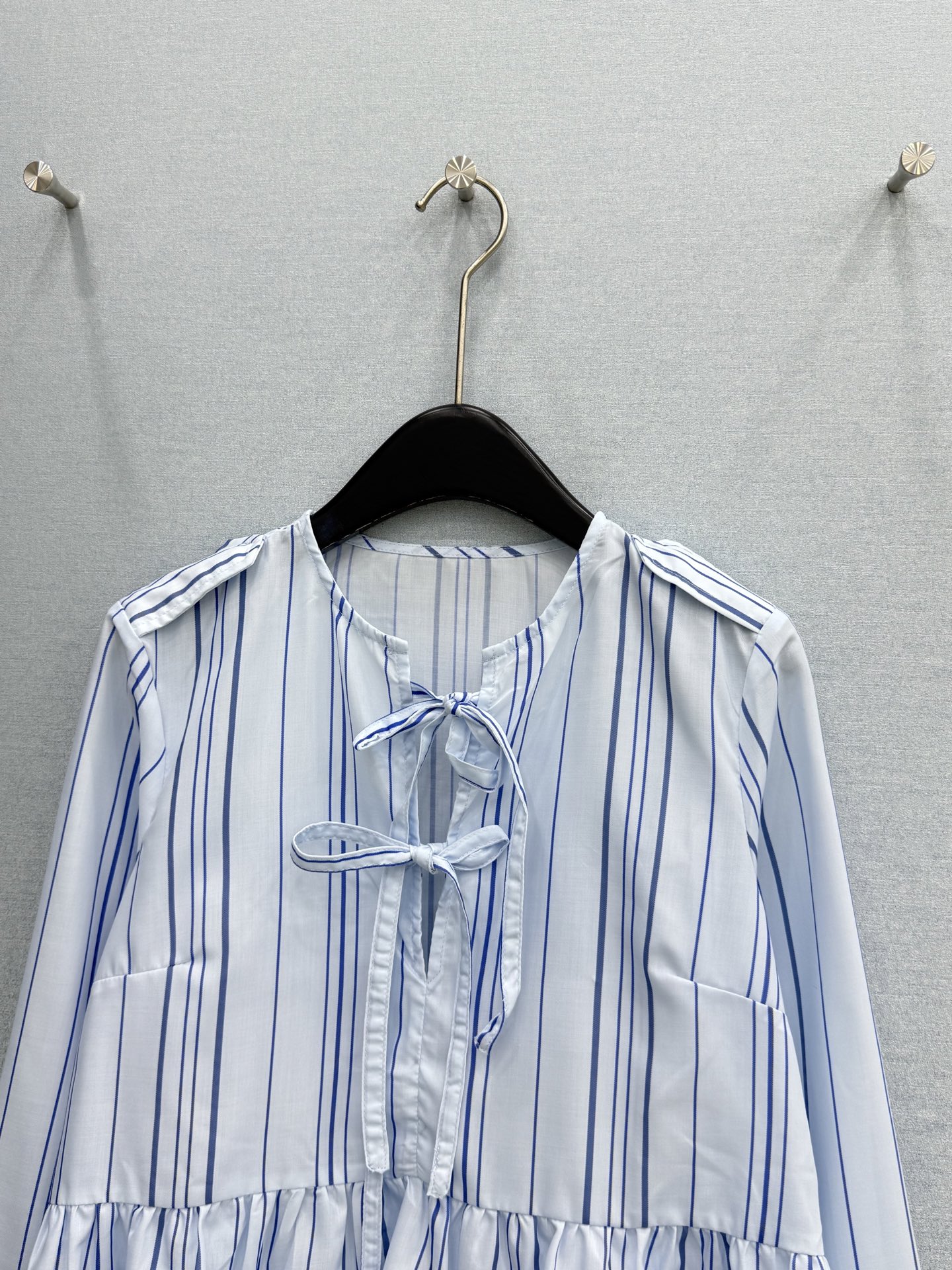 🛒𝐍𝐄𝐖 · 𝟐𝟎𝟐6/爆款现货原单品质  小众*｜2026新品系带条纹长袖衬衫精致版型，高级肌理细腻 