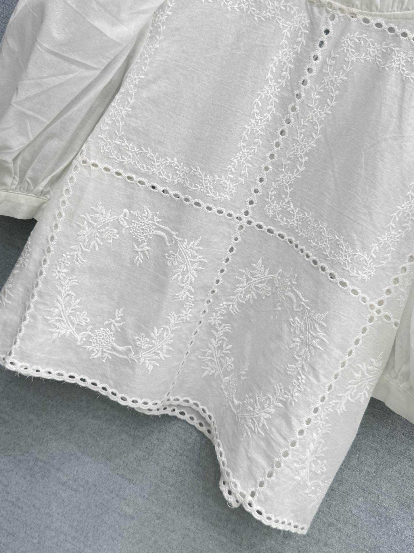 🛒𝐍𝐄𝐖 · 𝟐𝟎𝟐6/爆款现货原单品质 小众*｜2026新品宫廷风泡泡袖刺绣衬衫 精致版型，高级肌理细