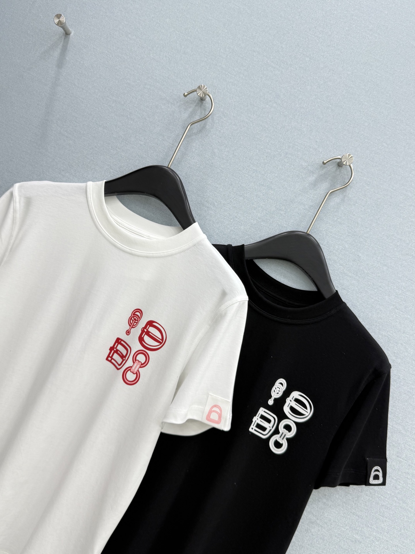 🛒𝐍𝐄𝐖 · 𝟐𝟎𝟐6/爆款现货【春夏上新】 Her*｜2026新款撞色印花T恤高订面料，百搭版型  ，
