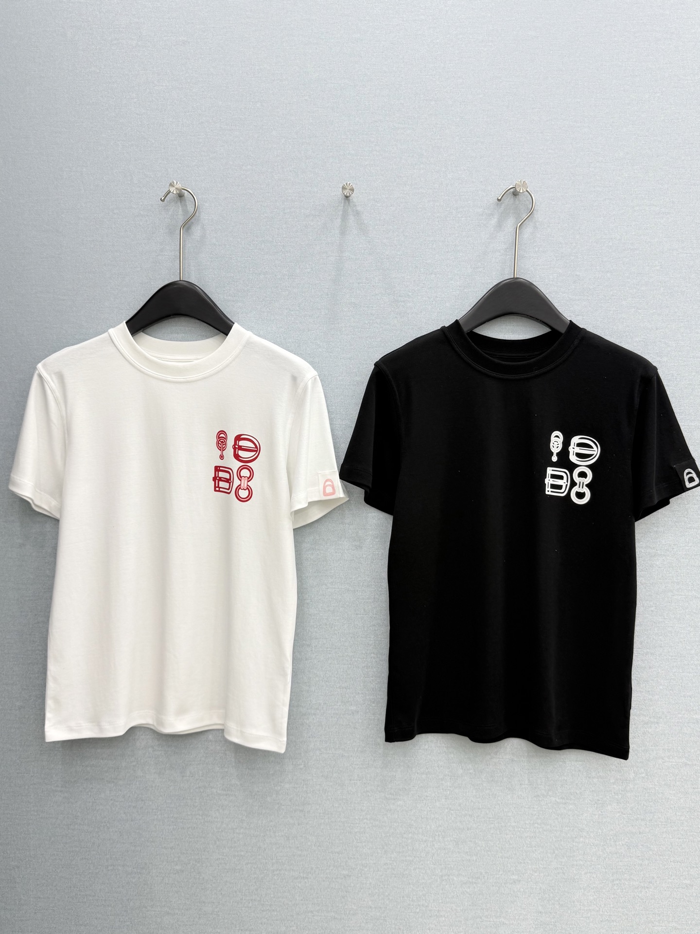 🛒𝐍𝐄𝐖 · 𝟐𝟎𝟐6/爆款现货【春夏上新】 Her*｜2026新款撞色印花T恤高订面料，百搭版型  ，
