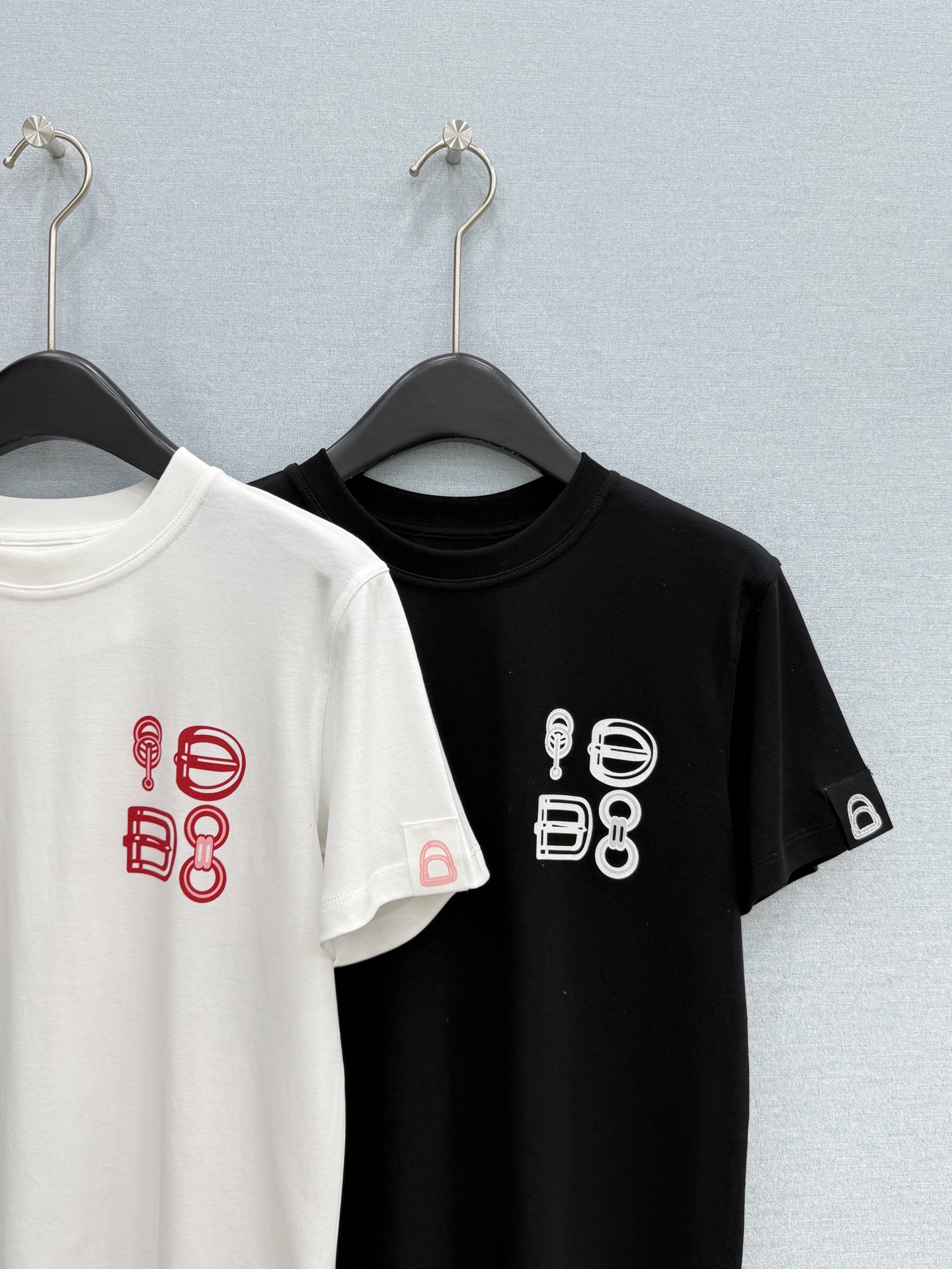 🛒𝐍𝐄𝐖 · 𝟐𝟎𝟐6/爆款现货【春夏上新】 Her*｜2026新款撞色印花T恤高订面料，百搭版型  ，