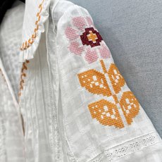 🛒𝐍𝐄𝐖 · 𝟐𝟎𝟐6/爆款现货原单品质 小众*|2026新品娃娃领绣边打条短袖衬衫精致版型,高级肌理 🛒𝐍𝐄𝐖 · 𝟐𝟎𝟐6/爆款现货原单品质 小众*|2026新品娃娃领绣边打条短袖衬衫精致版型,高级肌理