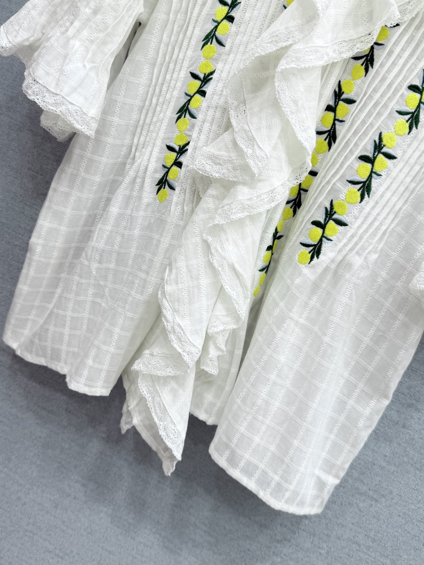 🛒𝐍𝐄𝐖 · 𝟐𝟎𝟐6/爆款现货原单品质  小众*｜2026新品荷叶边刺绣衬衫精致版型，高级肌理细腻 极