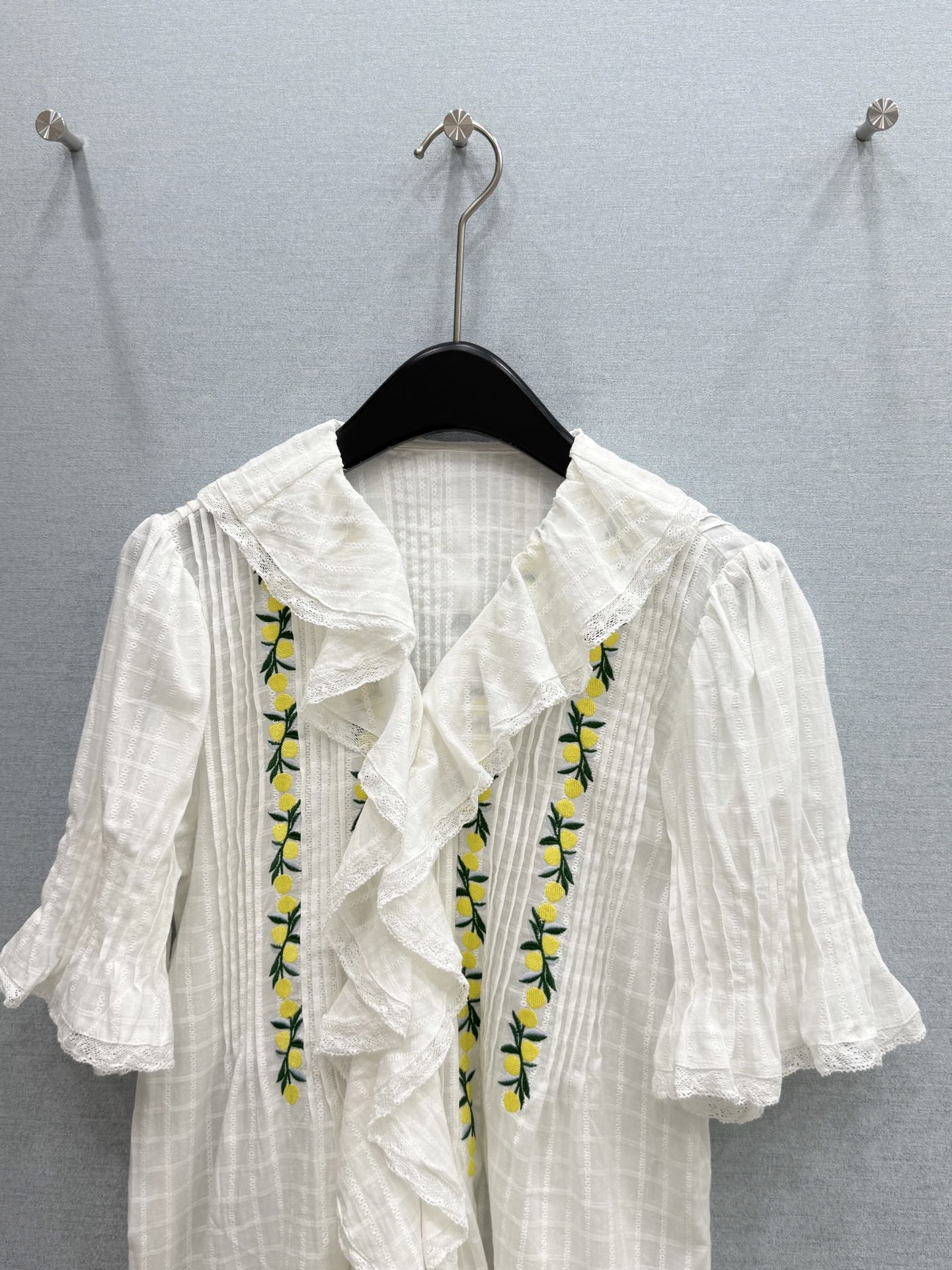 🛒𝐍𝐄𝐖 · 𝟐𝟎𝟐6/爆款现货原单品质  小众*｜2026新品荷叶边刺绣衬衫精致版型，高级肌理细腻 极