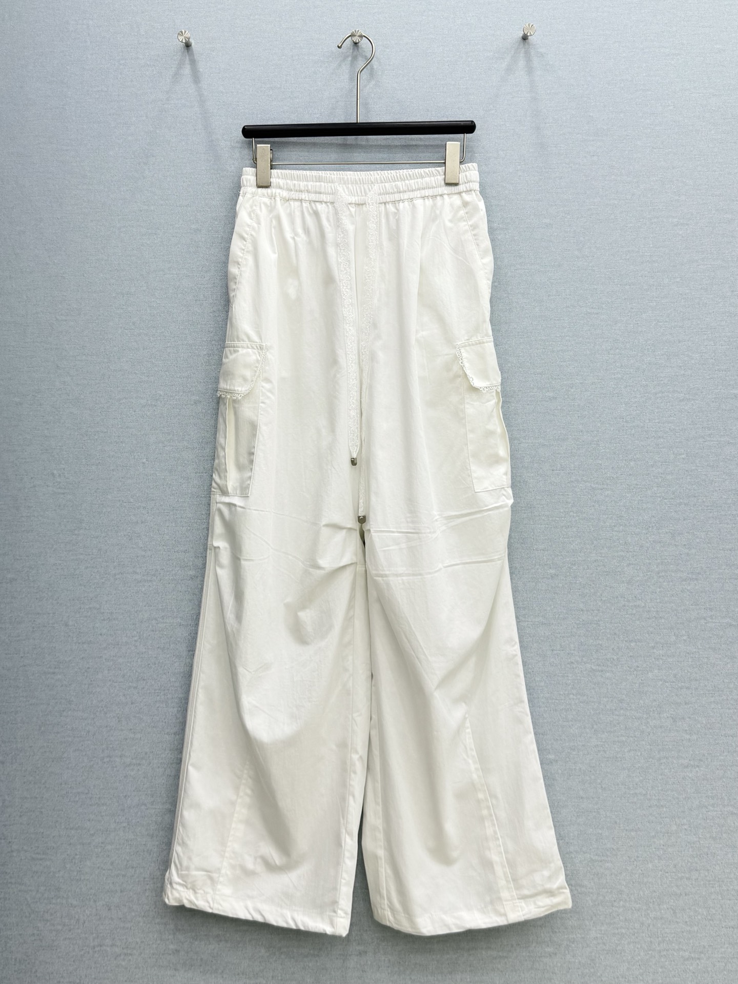 NO:826142,· 6/ Hot items in stock [New for spring and summer] Designer original | Lace drawstring work style wide-leg casual pants. Versatile and high-end colors. Customized version shows high-end casualness. A visual feast. A must-have versatile item for all seasons. Customized fabrics, great texture, full of lazy style. A must-have item for goddesses!  The version is versatile and not picky, the lines are elongated and the proportions are so beautiful that you don’t want to miss it!  The quality of workmanship depends on the details. White｜Blue S M L /, women's clothing,19860909· 6/爆款现货【春夏上新】设计师原创｜蕾丝抽绳工装式阔腿休闲裤 颜色百搭高级 定制版型尽显高级随意感 视觉盛宴 四季必入的百搭单品 订制面料,质感巨好,慵懒范儿十足 女神必入神器！ 版型百搭不挑人 拉长线条比例 上身美的不要不要的！ 做工品质看细节 白色｜蓝色 S M L /,女装,,Women's clothing