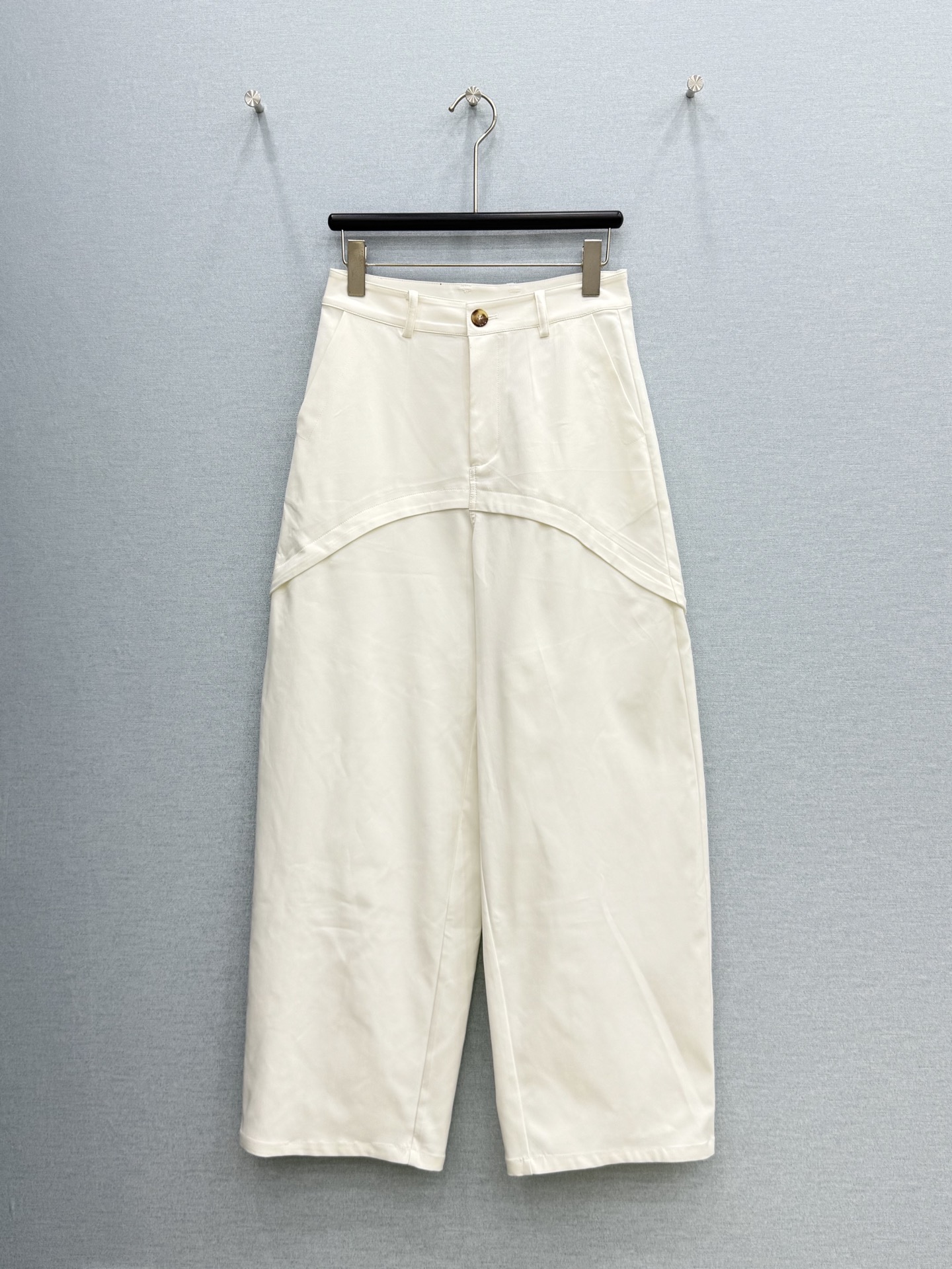NO:826139,· 6/hot items in stock [original quality] Loe*｜26 new micro sickle casual trousers, hot item series, a must-have for goddesses with temperament, staggered visual design, customized leather brand decoration, high-end fabrics, full of high-end sense, classic tailoring, cool style that lengthens the body proportions, timeless classics that are absolutely not to be missed, and are fashionable with any style. Extremely practical and comfortable. White | coffee color | black S M L  /,women's clothing,loewe,19860909· 6/爆款现货【原单品质】Loe*｜26新款微镰休闲西裤 爆单系列款 气质女神必入 错层视觉设计 定制皮牌装饰 高订面料 满满的高级感 经典剪裁 酷酷的范儿拉长身材比例 永恒经典是绝对不可错过的 搭配任何风格都是大写的时髦 实穿度极高 舒适度满分 白色｜咖色｜黑色 S M L /,女装,loewe,,Women's clothing