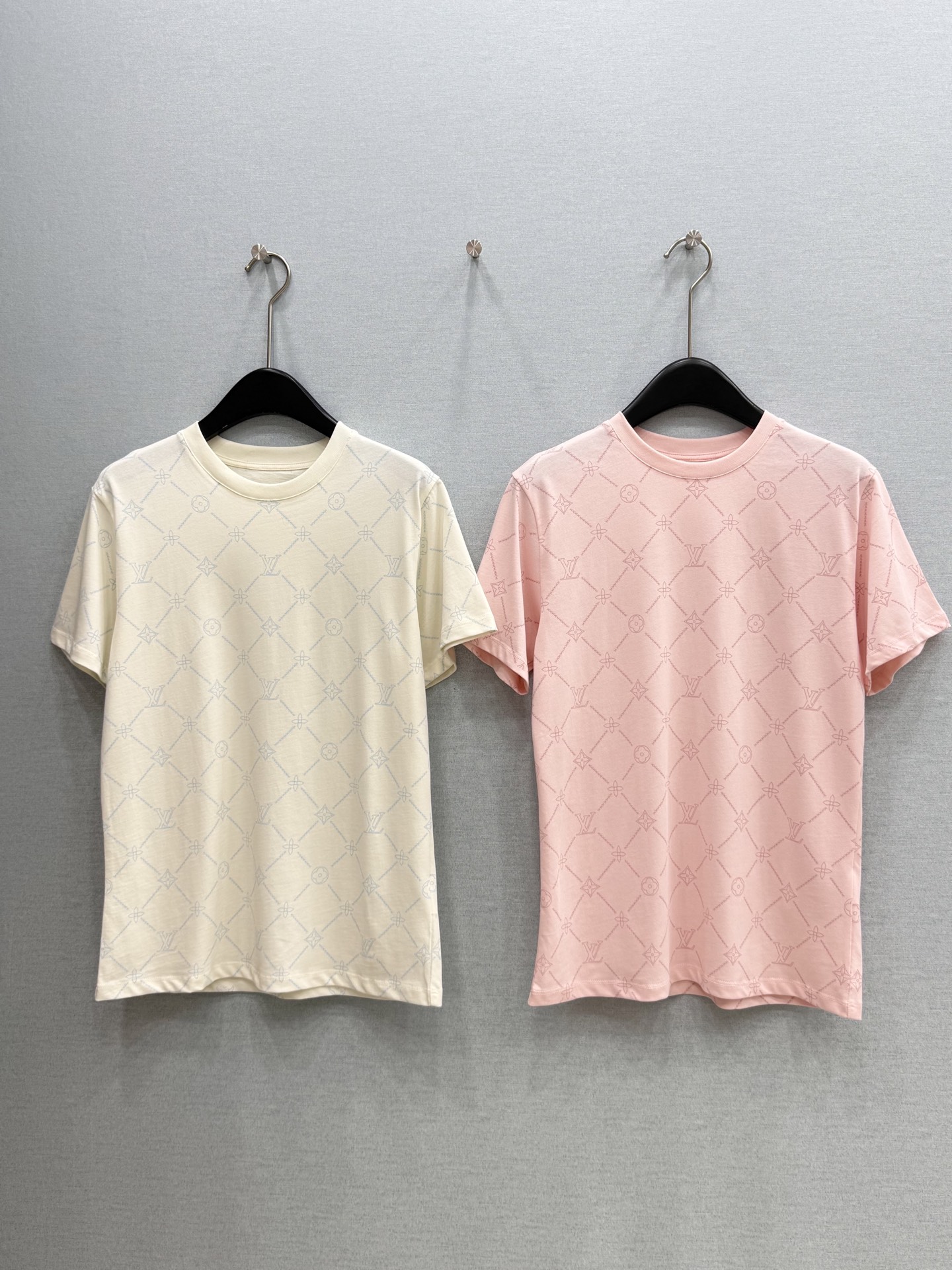 🛒𝐍𝐄𝐖 · 𝟐𝟎𝟐6/爆款现货【春夏上新】 Lv*｜2026新款印花T恤高订面料，百搭版型  ，上身的