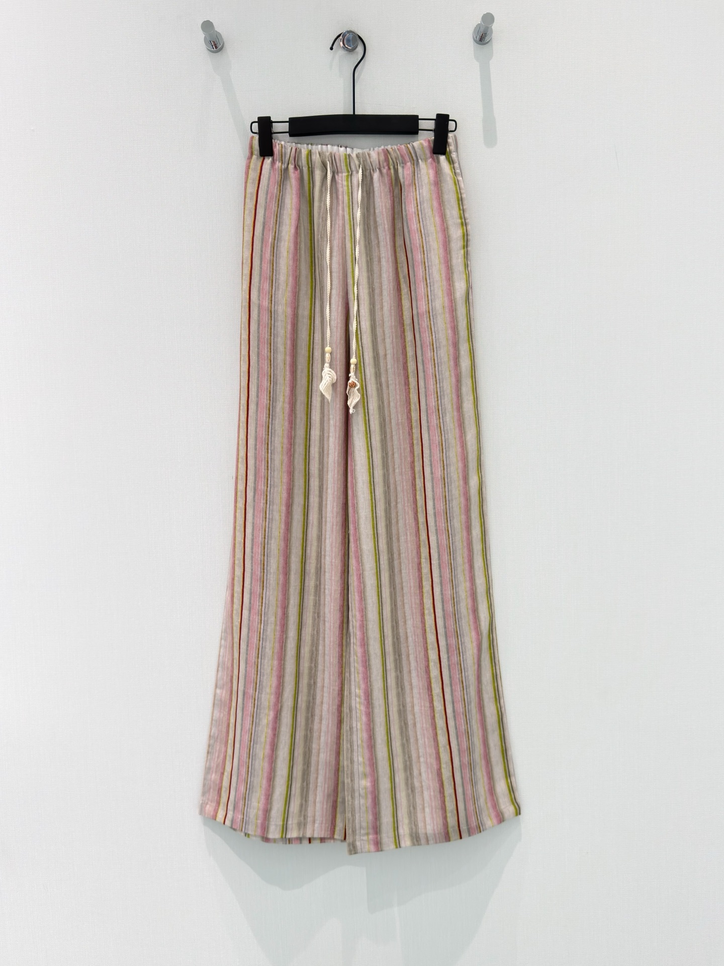 NO:826144,· 6/Hot items in stock Original order quality Niche*｜2026 new Tencel linen striped casual pants Conventional design Classic graphics High-end and delicate texture Minimalist regular tailoring Fashionable personality Shows pure desire Classic and versatile colors Western style Daughter's age Reduces age Can be used in all seasons Customized surface accessories Look for the version Stripes S M L /, women's clothing,19860909· 6/爆款现货 原单品质 小众*｜2026新品天丝亚麻条纹休闲裤 常规设计 经典图文 高级肌理细腻 极简主义常规剪裁 个性时髦 彰显纯欲调性 经典百搭色系 洋气 千金减龄 四季都可 定制面辅料 认准版本 条纹 S M L /,女装,,Women's clothing