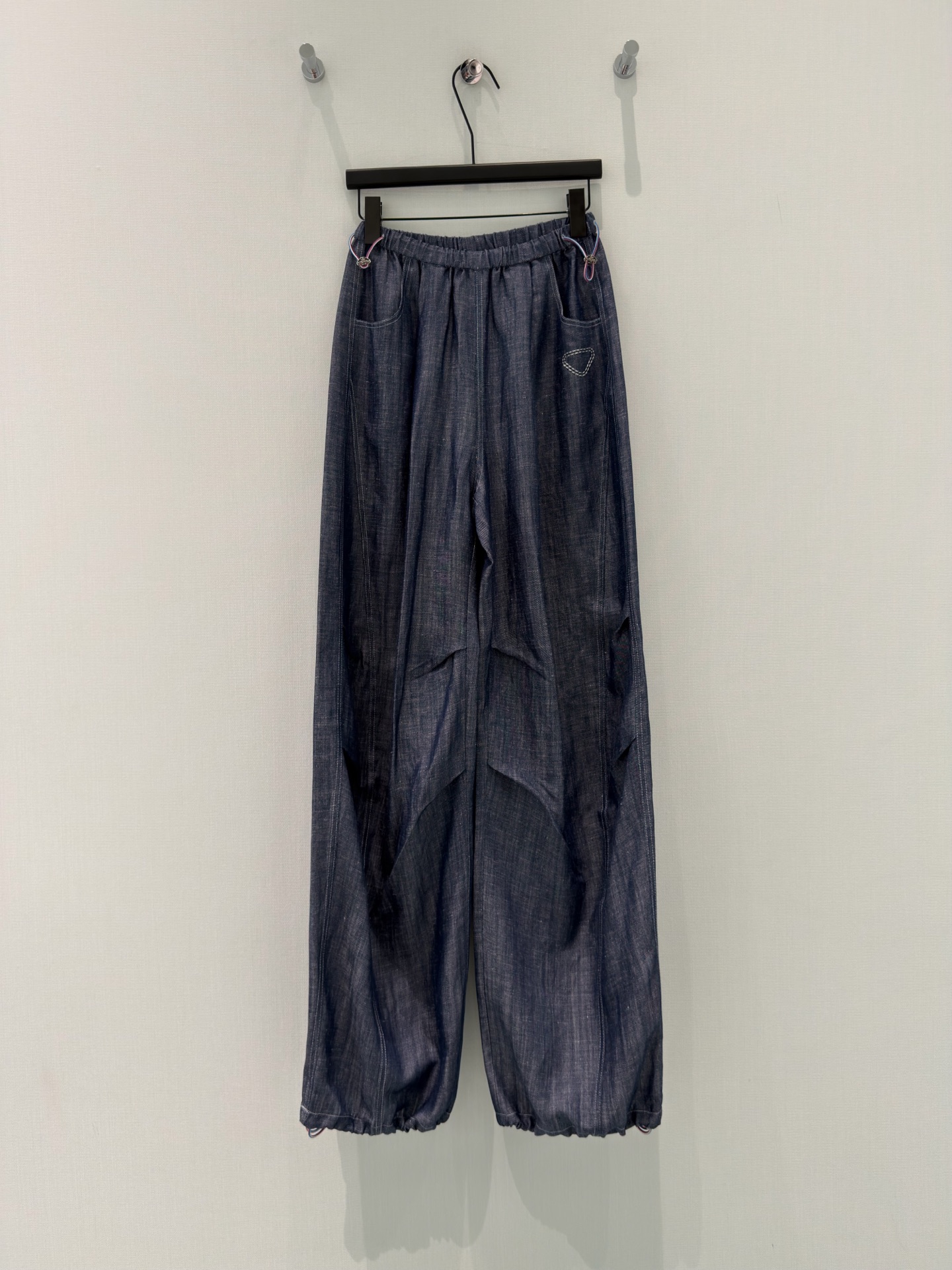 NO:826147,· 6/Hot items in stock Original order quality Niche*｜2026 new Tencel linen drawstring casual pants Conventional design Classic graphics High-end and delicate texture Minimalist conventional tailoring Fashionable personality Shows pure desire and tonality Classic and versatile colors Western style Daughter's age can be used in all seasons Customized surface accessories Look for the version Denim blue S M L /, Prada-clothing, prada,19860909· 6/爆款现货 原单品质 小众*｜2026新品天丝亚麻抽绳休闲裤 常规设计 经典图文 高级肌理细腻 极简主义常规剪裁 个性时髦 彰显纯欲调性 经典百搭色系 洋气 千金减龄 四季都可 定制面辅料 认准版本 牛仔蓝 S M L /,普拉达-服装,prada,,Women's clothing