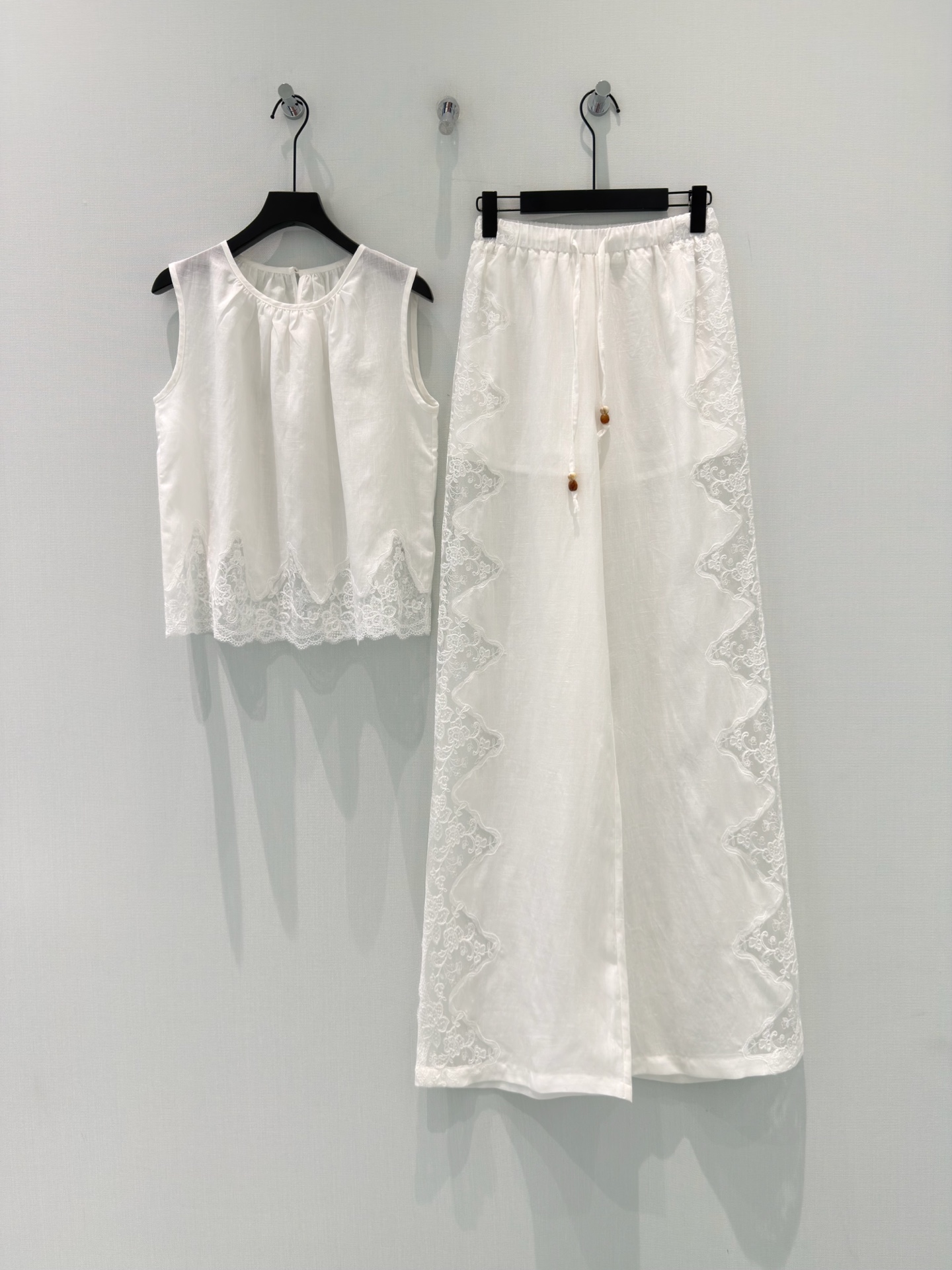 NO:840749,Original Designer｜26 New Lace Spliced ​​Shirt and Pants Suit!  Dress up in a gold-and-gold style, an exquisite sleeveless shirt paired with elastic drawstring trousers, minimalist style, French elegance and lazy style, casual and fashionable!  The three-dimensional tailoring version can be sweet or salty to reduce the age of the girl. It can be worn in a variety of ways to make the upper body slimmer and taller!  Highly recommended for self-retention!  Imported high-density fabrics are warm and have great texture!  The quality of workmanship depends on the details. White SML, shirts,19860909原创 设计师｜26新品蕾丝拼接衬衫长裤套装！ 千金风穿搭,精致无袖衬衫搭配松紧抽绳长裤 极简主义风法式优雅的慵懒风, 休闲又时髦！ 立体剪裁版版型可甜可盐减龄少女风. 多种穿法百搭上身显瘦又高挑！ 强烈推荐自留款！ 进口高密度面料保暖质感超赞！ 做工品质看细节 白色 SML,,shirts,,Women's clothing