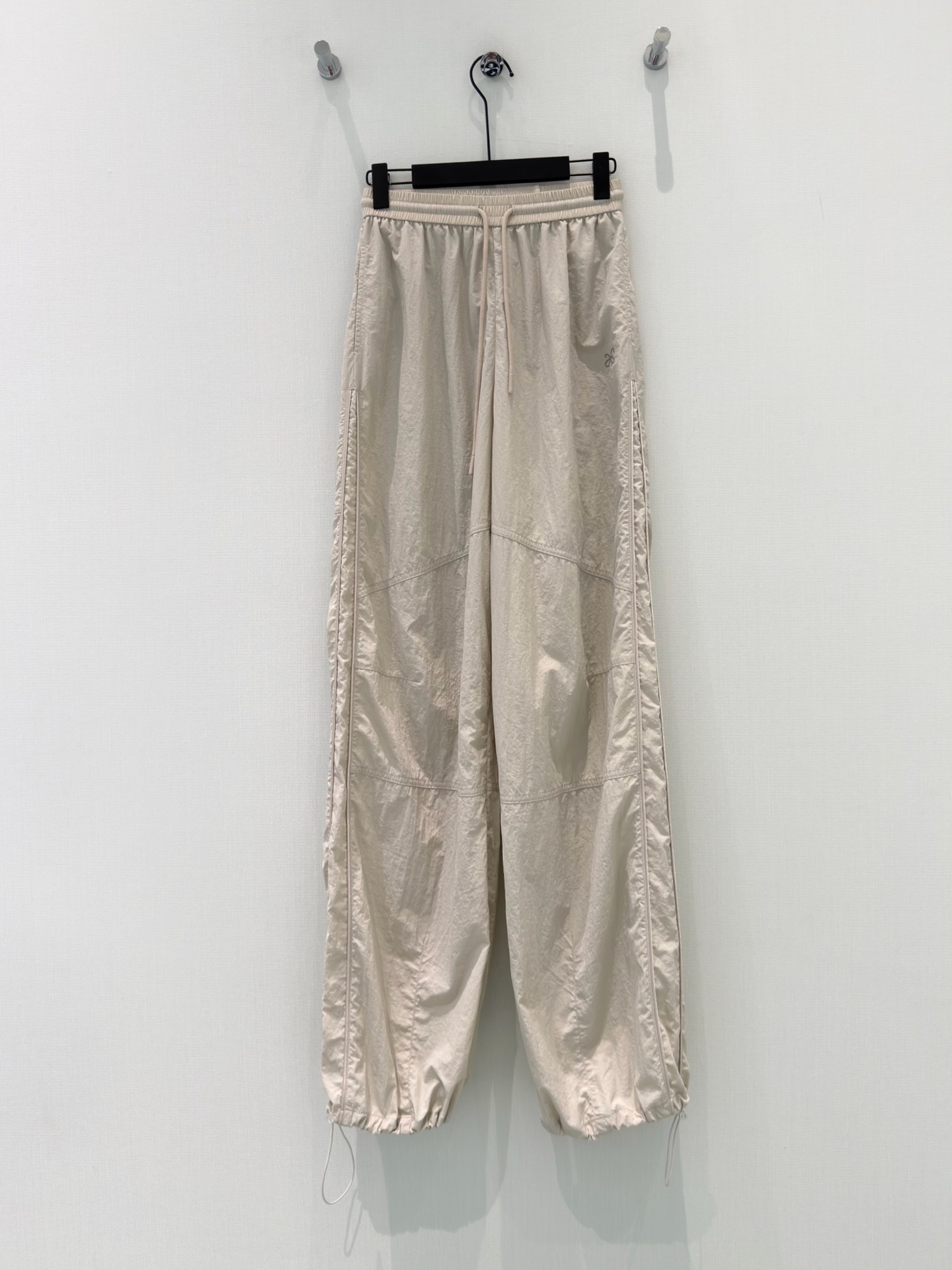 NO:826135,· 6/ Hot items in stock [New for spring and summer] Designer original | Drawstring work style quick-drying casual pants. Versatile and high-end colors. Customized version to show a sense of high-end casualness. A visual feast. A must-have versatile item for all seasons. Customized fabrics, great texture, full of lazy style. A must-have item for goddesses!  The version is versatile and not picky, the lines are elongated and the proportions are so beautiful that you don’t want to miss it!  The quality of workmanship depends on the details. Gray｜Blue S M L /, women's clothing,19860909· 6/爆款现货【春夏上新】设计师原创｜抽绳工装式速干休闲裤 颜色百搭高级 定制版型尽显高级随意感 视觉盛宴 四季必入的百搭单品 订制面料,质感巨好,慵懒范儿十足 女神必入神器！ 版型百搭不挑人 拉长线条比例 上身美的不要不要的！ 做工品质看细节 灰色｜蓝色 S M L /,女装,,Women's clothing