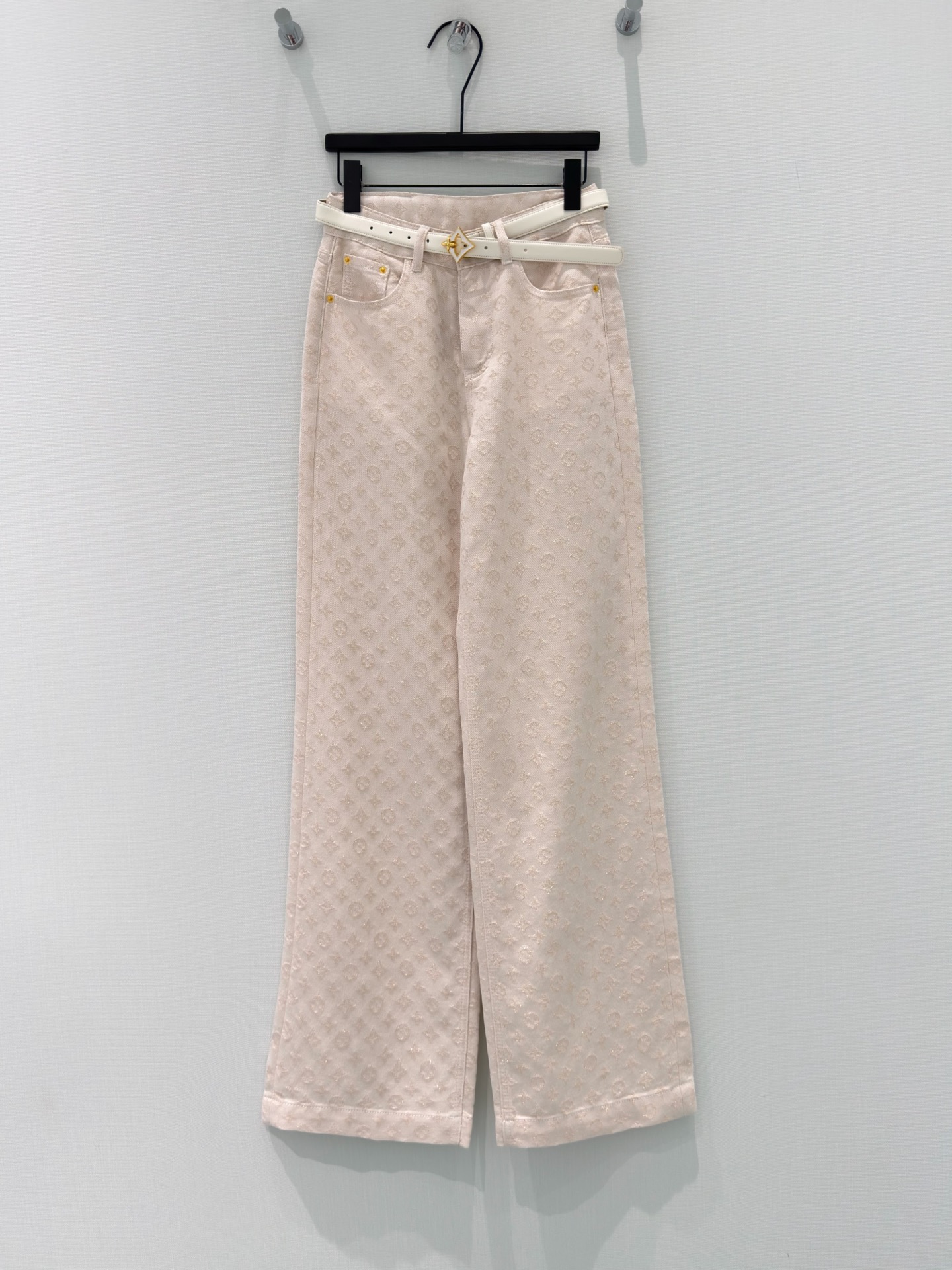 NO:826131,· 6/hot spot designer original｜Customized presbyopic jacquard jeans are made of high-end customized fabrics. Denim is very comfortable to wear, conventional design, and tolerant. The jacquard gradient color decoration adds visual charm, and the texture of the pants will be very delicate. It is a very good fabric. Denim has good hygroscopicity and breathability. The cloth has a soft luster and a very smooth feel, making it everyone's favorite choice. Beige｜Blue S M L  XL/,Louis Vuitton-clothing,louis vuitton,jeans,19860909· 6/爆款现货 设计师 原创｜定制老花提花牛仔裤 采用高端定制面料,牛仔穿起来非常舒适,常规设计,包容性好,提花渐变色装饰 增添视觉魅力,而且裤子的纹路会非常细腻,是非常好的面料 牛仔具有良好的吸湿性和透气性,布面光泽柔和,手感也非常细滑,成为众人最爱的选择 米色｜蓝色 S M L XL/,路易威登-服装,louis vuitton,jeans,,Women's clothing