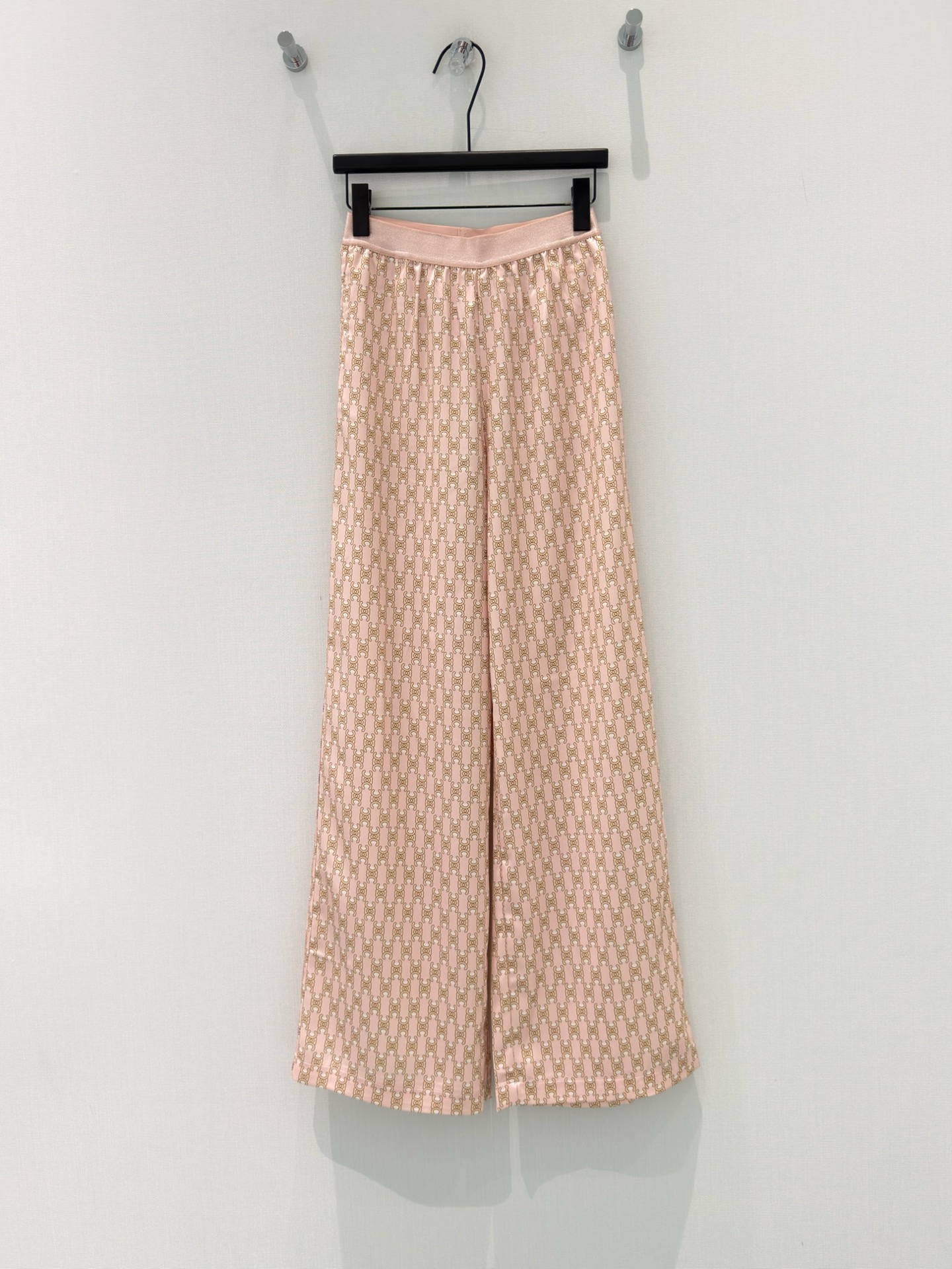 NO:826138,· 6/Hot items in stock Original order quality Niche*｜2026 new printed elastic webbing casual pants Conventional design Classic graphics High-end and delicate texture Minimalist regular tailoring Fashionable personality Shows pure desire Classic and versatile colors Western style Daughter's age can be used in all seasons Customized fabrics and accessories Look for the version Pink S M L /, women's clothing,19860909· 6/爆款现货 原单品质 小众*｜2026新品印花松紧织带休闲裤 常规设计 经典图文 高级肌理细腻 极简主义常规剪裁 个性时髦 彰显纯欲调性 经典百搭色系 洋气 千金减龄 四季都可 定制面辅料 认准版本 粉色 S M L /,女装,,Women's clothing