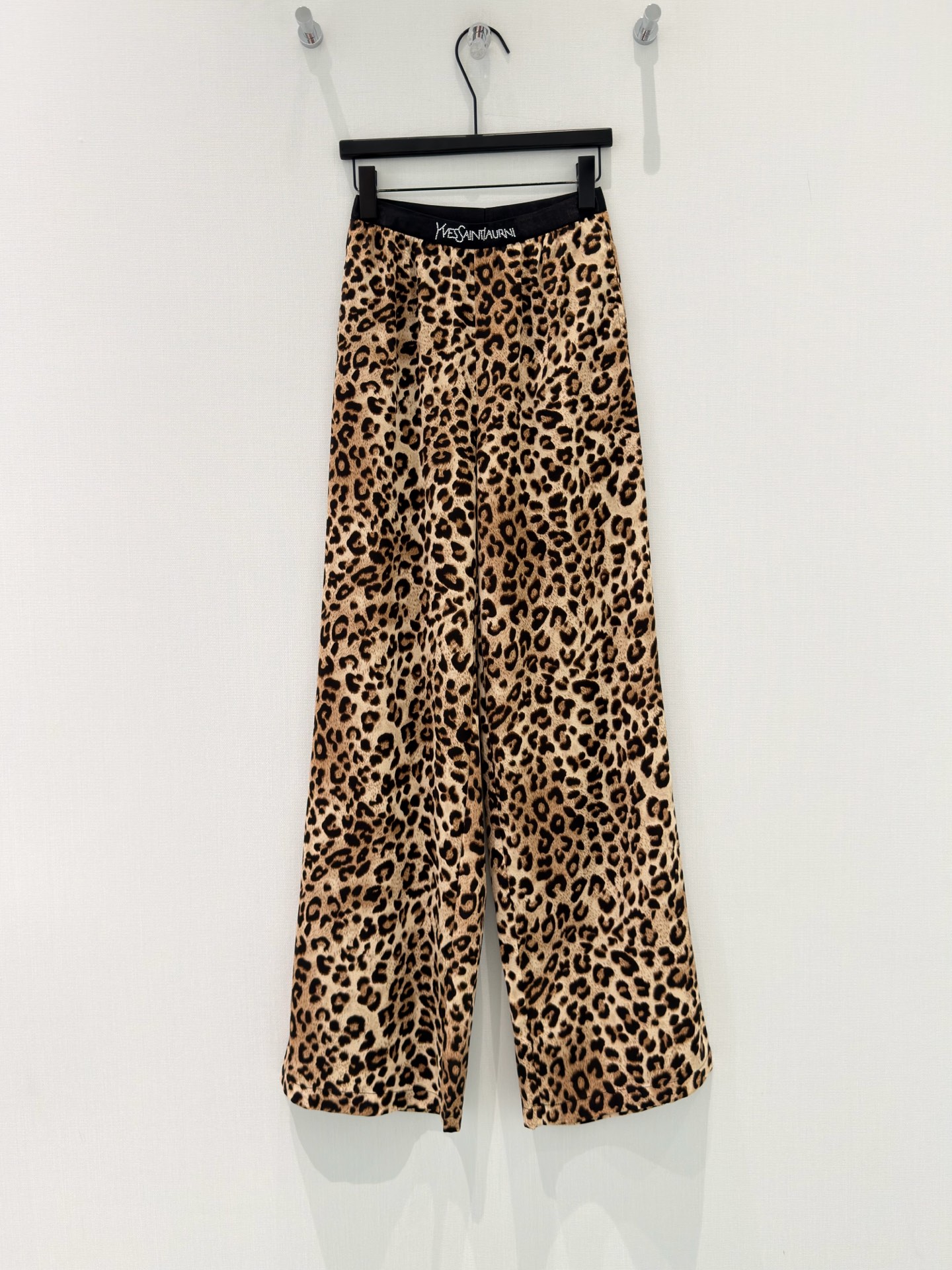 NO:826141,· 6/Hot items in stock Original order quality Niche*｜2026 new elastic webbing leopard print casual pants Conventional design Classic graphics High-end and delicate texture Minimalist conventional tailoring Fashionable personality Shows pure desire and tonality Classic and versatile colors Western style Daughter's age can be used in all seasons Customized surface accessories Look for the version Leopard print S M L /, Saint Laurent-clothing, saint laurent,19860909· 6/爆款现货 原单品质 小众*｜2026新品松紧织带豹纹印花休闲裤 常规设计 经典图文 高级肌理细腻 极简主义常规剪裁 个性时髦 彰显纯欲调性 经典百搭色系 洋气 千金减龄 四季都可 定制面辅料 认准版本 豹纹 S M L /,圣罗兰-服装,saint laurent,,Women's clothing