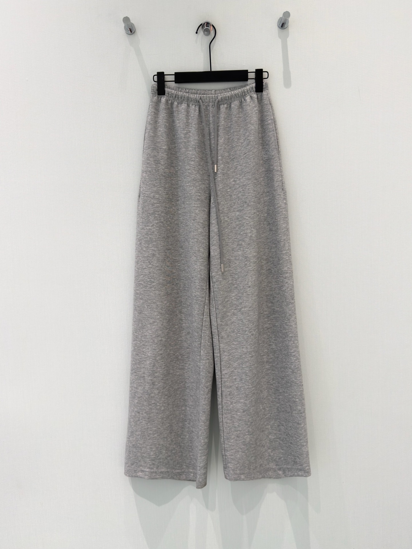 NO:826154,· 6/ Hot items in stock [New for spring and summer] Designer original | Drawstring cotton casual pants. Versatile and high-end colors. Customized version shows high-end casualness. Visual feast. A must-have versatile item for all seasons. Customized fabrics, great texture, full of lazy style. A must-have item for goddesses!  The version is versatile and not picky, the lines are elongated and the proportions are so beautiful that you don’t want to miss it!  The quality of workmanship depends on the details. Gray｜Blue S M L /, women's clothing,19860909· 6/爆款现货【春夏上新】设计师原创｜抽绳棉质休闲裤 颜色百搭高级 定制版型尽显高级随意感 视觉盛宴 四季必入的百搭单品 订制面料,质感巨好,慵懒范儿十足 女神必入神器！ 版型百搭不挑人 拉长线条比例 上身美的不要不要的！ 做工品质看细节 灰色｜蓝色 S M L /,女装,,Women's clothing