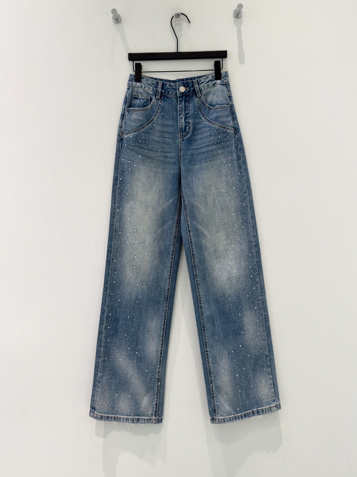 NO:826145,· 6/hot spot designer original｜customized gradient color hot-drilled straight jeans. Made of high-end custom fabrics, jeans are very comfortable to wear, conventional design, and tolerant. The texture of the pants will be very delicate, which is a very good fabric. Denim has good hygroscopicity and breathability. The cloth has a soft luster and a very smooth feel. It has become everyone's favorite choice. Blue S M L XL/, women's clothing, jeans,19860909· 6/爆款现货 设计师 原创｜订制渐变色烫钻直筒牛仔裤 采用高端定制面料,牛仔穿起来非常舒适,常规设计,包容性好,裤子的纹路会非常细腻,是非常好的面料 牛仔具有良好的吸湿性和透气性,布面光泽柔和,手感也非常细滑,成为众人最爱的选择 蓝色 S M L XL/,女装,jeans,,Women's clothing