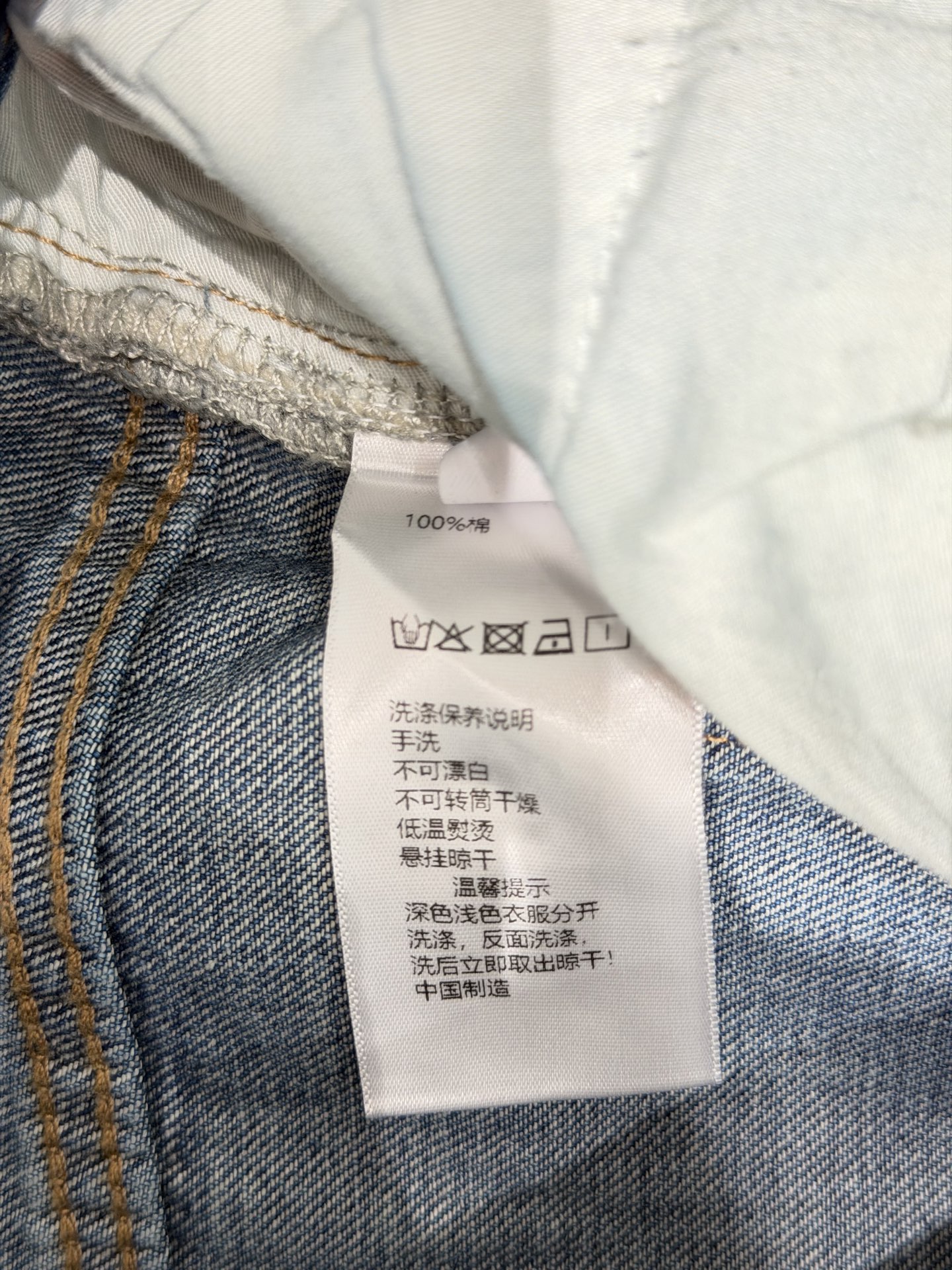 🛒𝐍𝐄𝐖 · 𝟐𝟎𝟐6/爆款现货设计师  原创｜订制渐变色烫钻直筒牛仔裤采用高端定制面料，牛仔穿起来非常