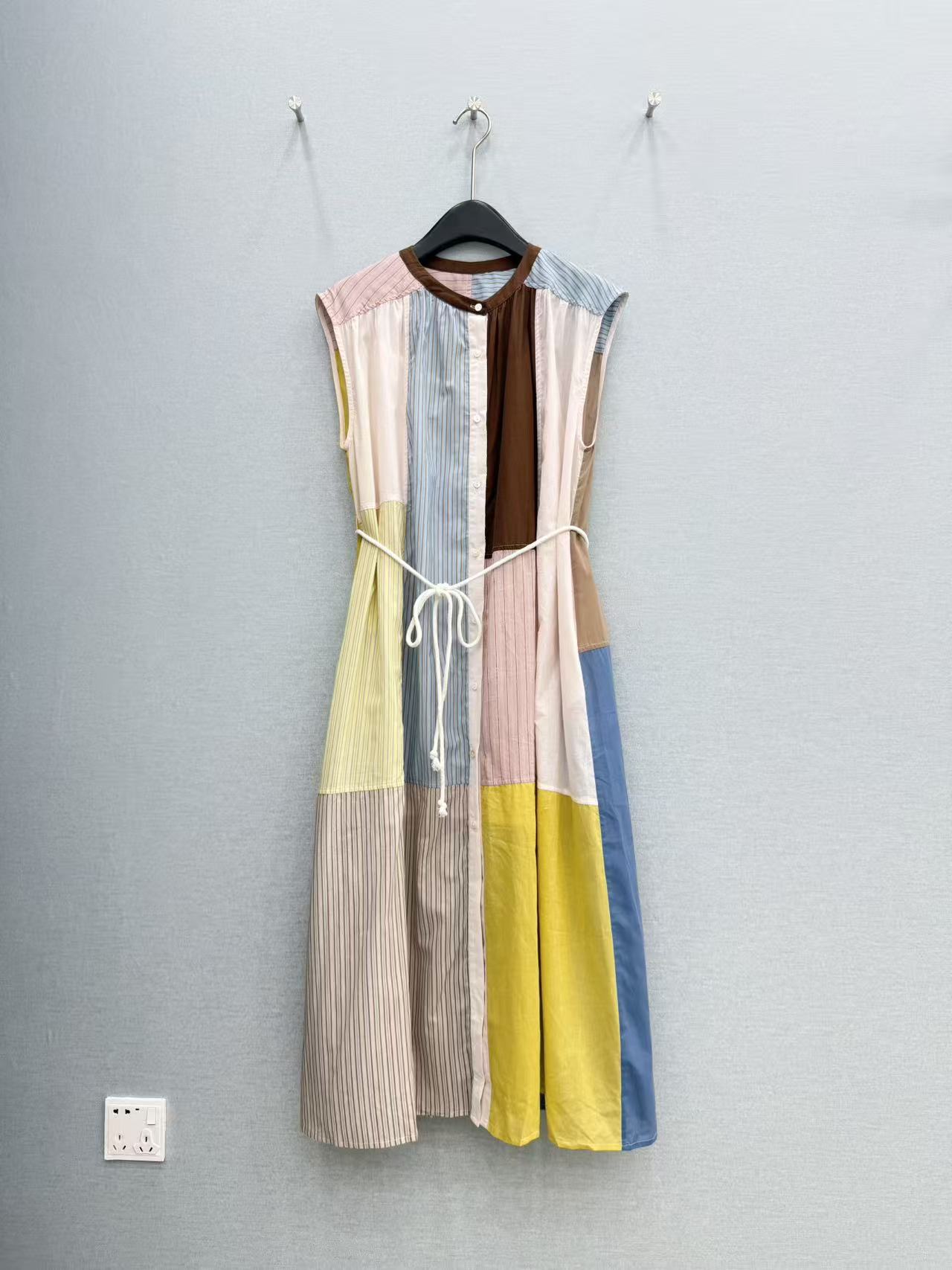 NO:826127,· 6/Hot items in stock Original order quality Niche*｜2026 new ruffled color-blocked round-neck sleeveless dress [lined suspender skirt] High-end design Lace-up A version High-end and delicate texture Minimalist regular tailoring Fashionable personality Shows pure desire and tonality Classic and versatile colors Western style Daughter's age reduction Can be used in all seasons Customized surface accessories Look for the version Color matching S M L  /,women's clothing,skirts,19860909· 6/爆款现货 原单品质 小众*｜2026新品荷叶边拼色圆领无袖连衣裙【带内衬吊带裙】 高端设计 系带A版版型 高级肌理细腻 极简主义常规剪裁 个性时髦 彰显纯欲调性 经典百搭色系 洋气 千金减龄 四季都可 定制面辅料 认准版本 拼色 S M L /,女装,skirts,,Women's clothing