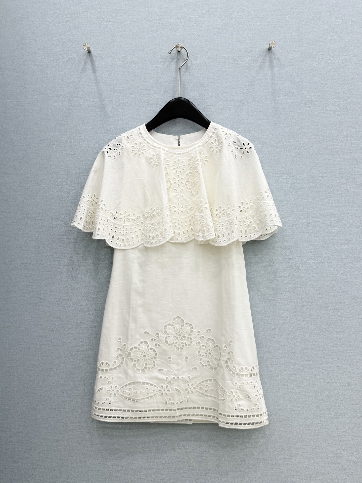 NO:826123,· 6/Hot items in stock Original order quality Niche*｜2026 new water-soluble embroidered shawl style dress High-end design Regular version High-end and delicate texture Minimalist regular tailoring Fashionable personality Shows pure desire and tonality Classic and versatile colors Western style Thousands of dollars to reduce age Can be used in all seasons Customized surface accessories Look for the version White S M L /, women's clothing, skirts, shawls,19860909· 6/爆款现货 原单品质 小众*｜2026新品水溶刺绣披肩式连衣裙 高端设计 常规版型 高级肌理细腻 极简主义常规剪裁 个性时髦 彰显纯欲调性 经典百搭色系 洋气 千金减龄 四季都可 定制面辅料 认准版本 白色 S M L /,女装,skirts,shawls,,Women's clothing