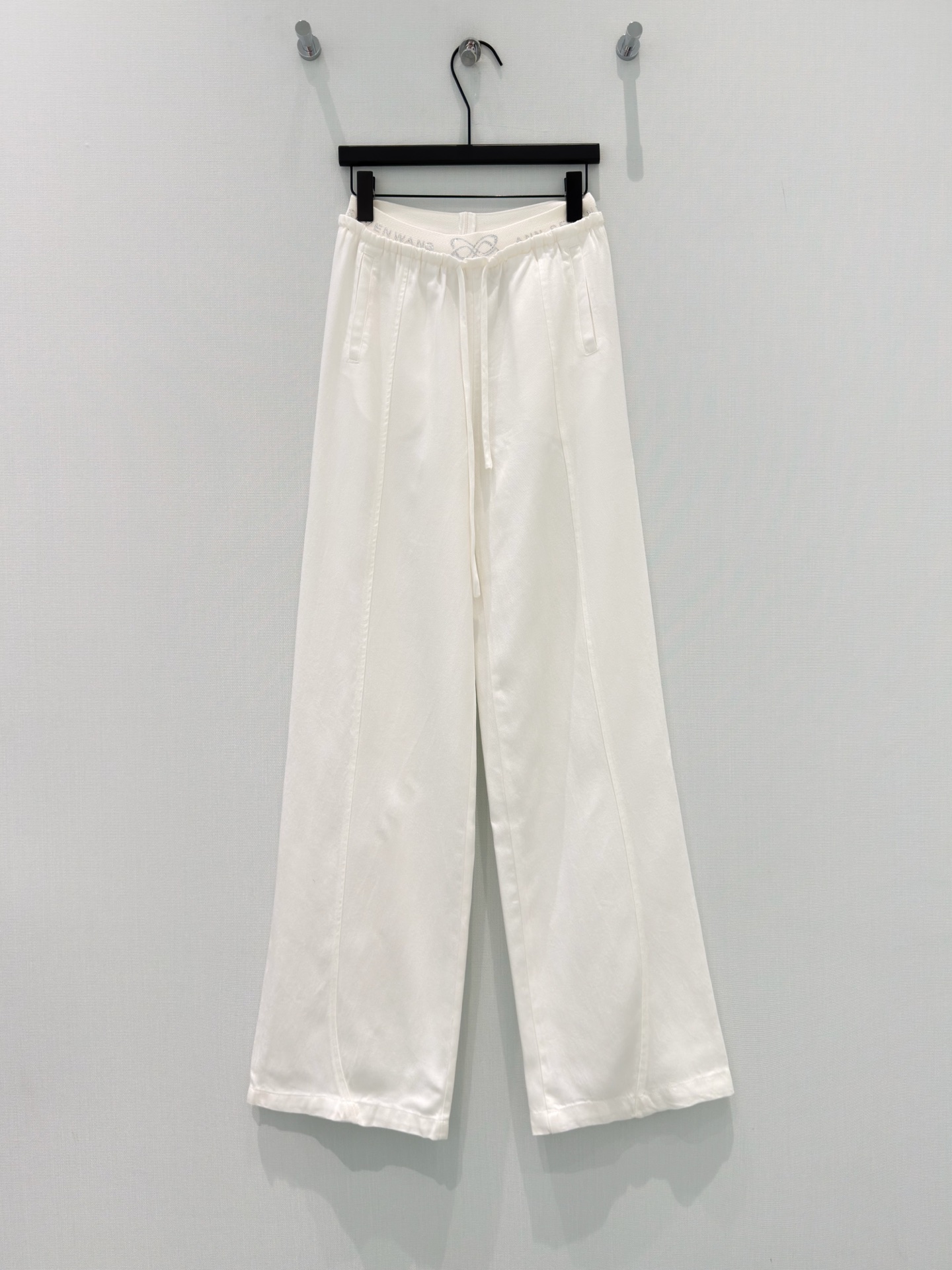 NO:826115,· 6/Hot items in stock Designer Original｜2026 Lysel Tencel Jeans Customized rhinestone lettering and contrasting drawstrings Light texture Crafted wash processing Customized surface accessories Elegant and elegant Straight-leg trousers cut Bone lines complement each other Zipper pockets highlight the waist line Fashionable and eye-catching Daily commuting Can be matched with any item Customized surface accessories Look for the version Blue | White S M L  /,Alexander Wang-clothing,alexander wang,jeans,19860909· 6/爆款现货 设计师 原创｜2026来赛尔天丝牛仔裤 定制烫钻字母撞色抽绳 轻盈质感 工艺洗水处理 定制面辅料 高雅显气质 直筒长裤剪裁 骨位线条呼应相得益彰 拉链口袋凸显腰部线条 时髦吸睛 日常通勤都 可搭配任何单品 定制面辅料 认准版本 蓝色｜白色 S M L /,亚历山大王-服装,alexander wang,jeans,,Women's clothing