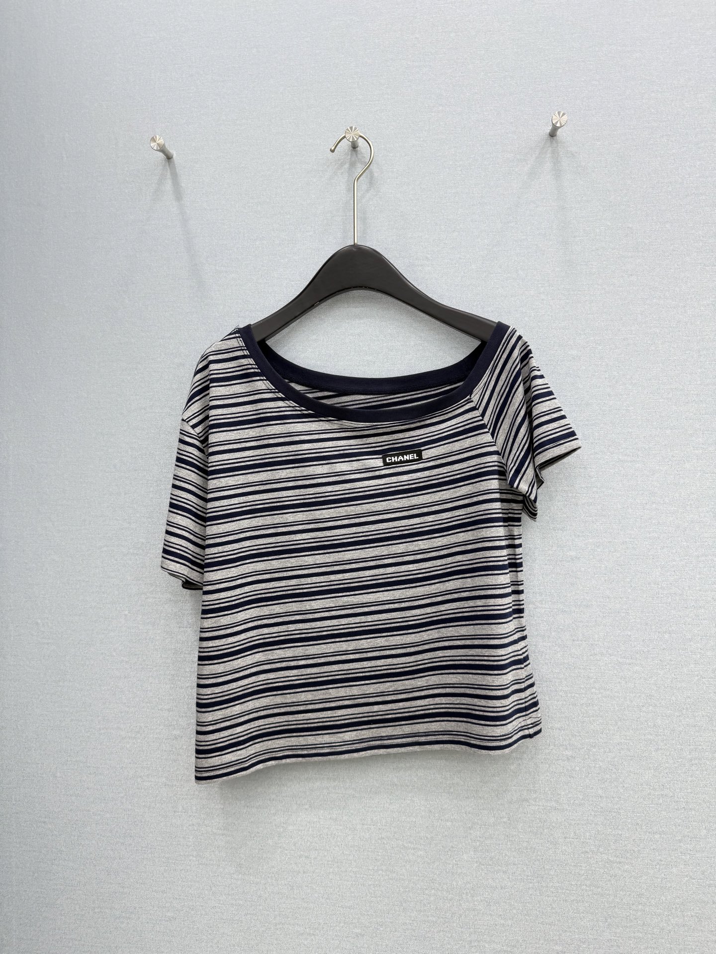 NO:826634,· 6/ Hot items in stock [new for spring and summer] Designer niche | 2026 new slanted shoulder short-sleeved T-shirt, high-end fabrics, versatile version, the touch of the upper body is comfortable for everyone who wears it!  The classic colors are elegant and high-end, a must-have for daily wear!  Stripes S M L /,Chanel-clothing,chanel,T-shirt,tees,t-shirt,19860909· 6/爆款现货【春夏上新】 设计师小众｜2026新款斜肩短袖T恤 高订面料,百搭版型 ,上身的触感谁穿谁知道的舒服！ 经典颜色都是气质又高级, 日常穿搭必备！ 条纹 S M L /,香奈儿-服装,chanel,T-shirt,tees，t-shirt,,Women's clothing