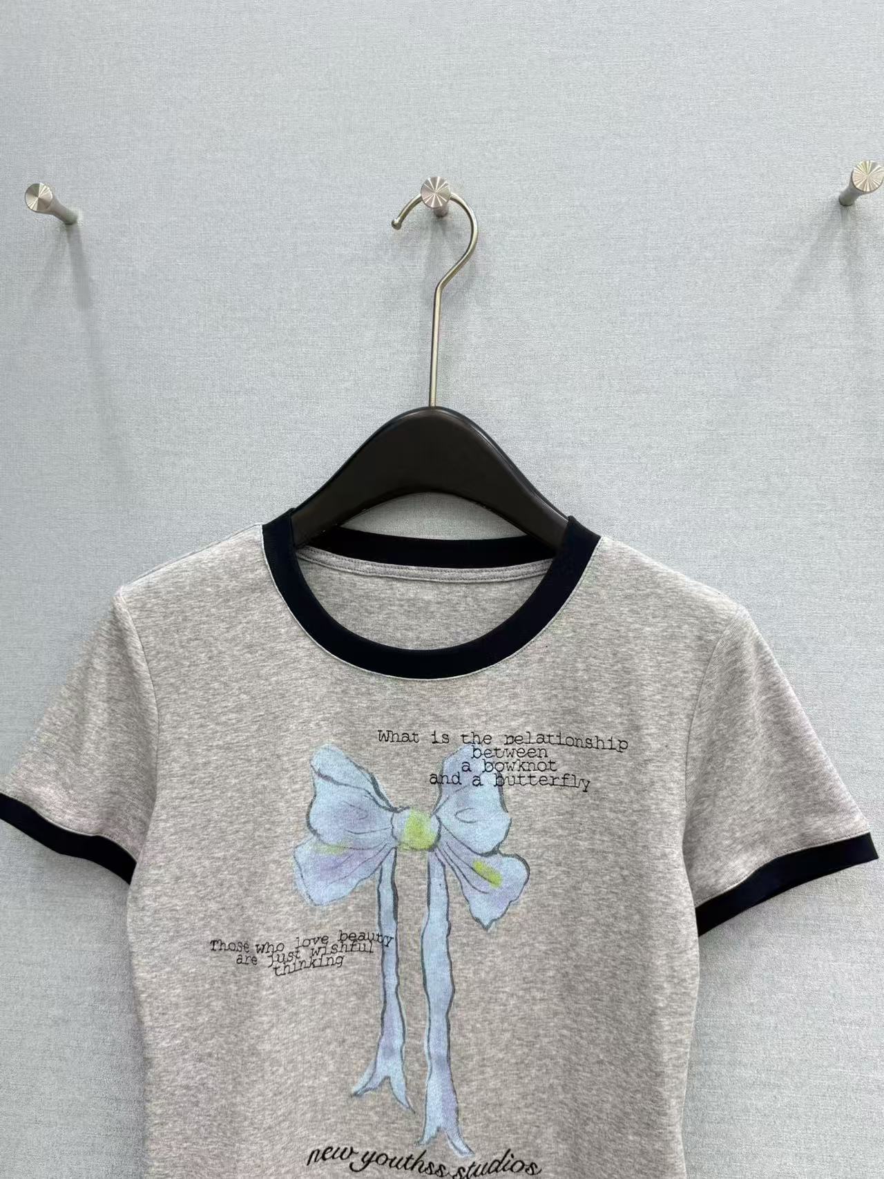 🛒𝐍𝐄𝐖 · 𝟐𝟎𝟐6/爆款现货【春夏上新】 设计师小众｜2026新款刺绣短袖T恤高订面料，百搭版型  
