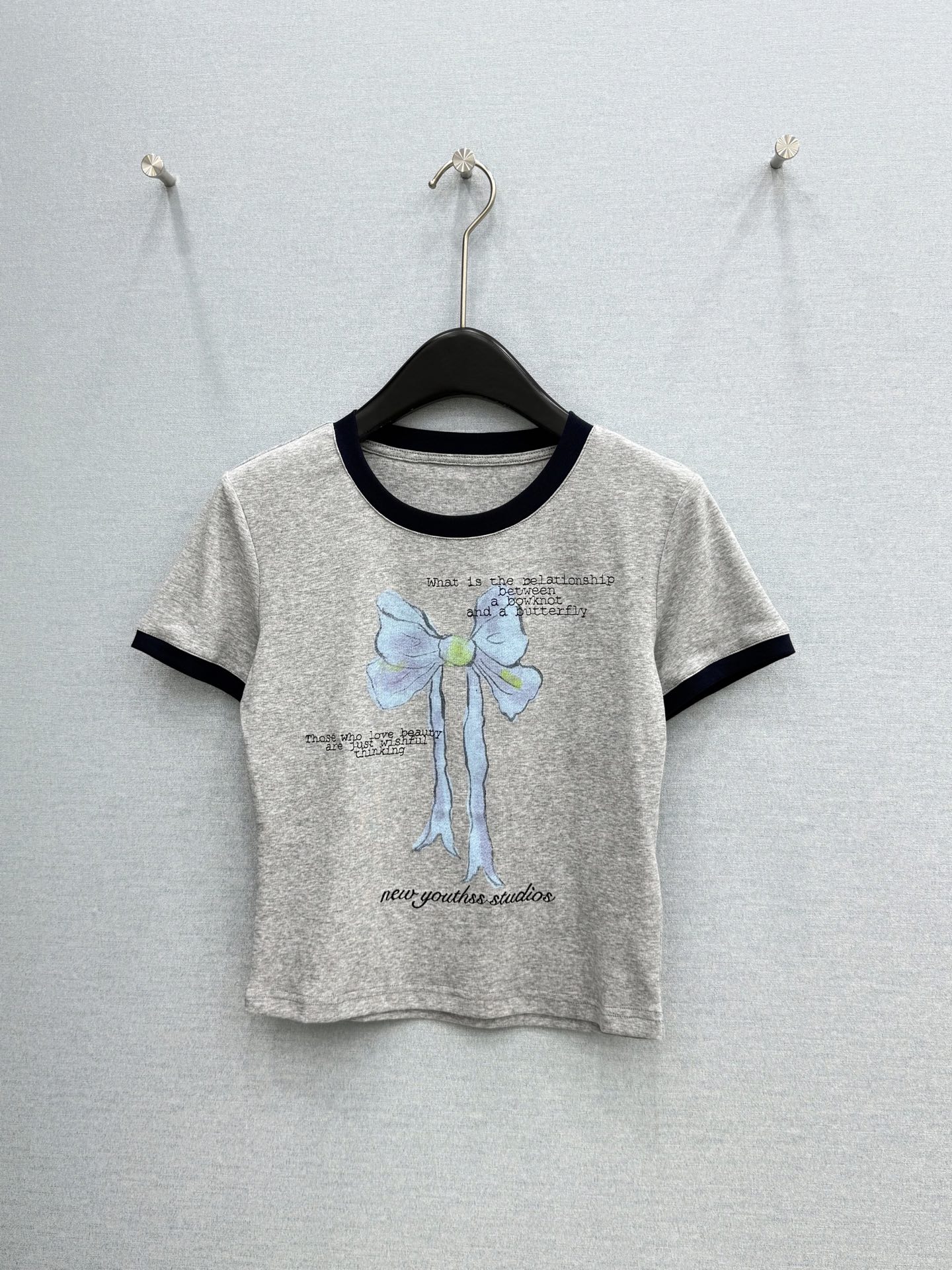 NO:826627,· 6/ Hot items in stock [New for spring and summer] Designer niche | 2026 new embroidered short-sleeved T-shirts, high-end fabrics, versatile styles, and the feel of the upper body is comfortable for everyone who wears it!  The classic colors are elegant and high-end, a must-have for daily wear!  Gray S M L /, women's clothing, T-shirt, tees, t-shirt,19860909· 6/爆款现货【春夏上新】 设计师小众｜2026新款刺绣短袖T恤 高订面料,百搭版型 ,上身的触感谁穿谁知道的舒服！ 经典颜色都是气质又高级, 日常穿搭必备！ 灰色 S M L /,女装,T-shirt,tees，t-shirt,,Women's clothing