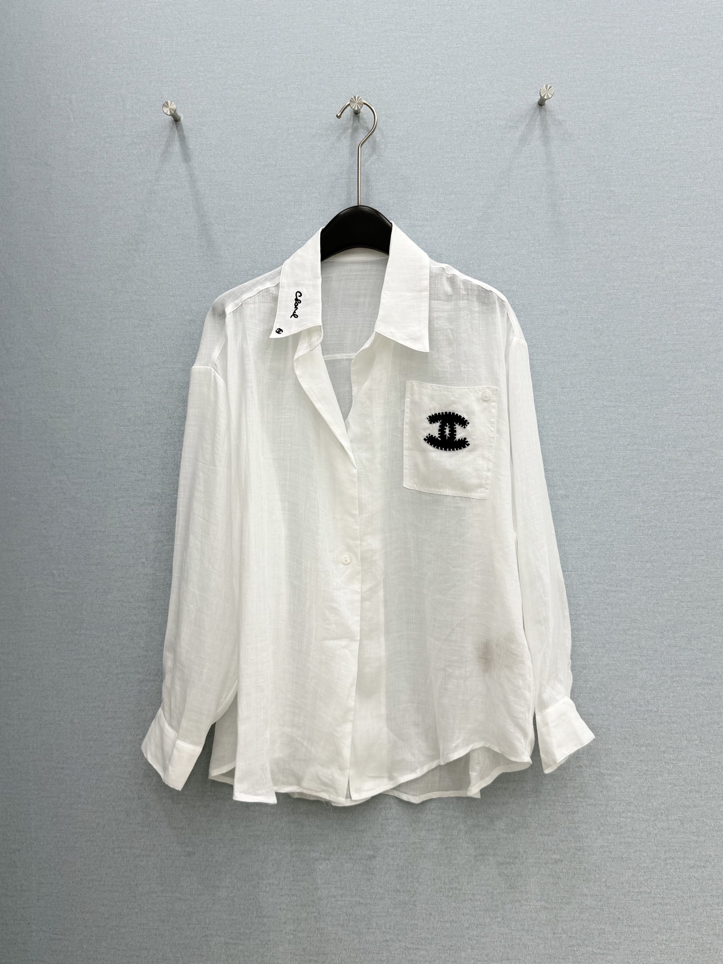 NO:826620,· 6/Hot items in stock Designer original | 26 new double C embroidered linen shirt, loose version, elegant and versatile, minimalist style, French elegant and lazy style, casual and fashionable!  The three-dimensional tailoring version can be sweet or salty to reduce the age of the girl. It can be worn in a variety of ways to make the upper body slimmer and taller!  Highly recommended for self-retention!  Imported high-density fabric has a great texture!  The quality of workmanship depends on the details. White S M L |, Chanel-clothing, chanel, shirts,19860909· 6/爆款现货 设计师 原创｜26新品双C刺绣麻料衬衫 宽松版型 优雅气质百搭 极简主义风法式优雅的慵懒风, 休闲又时髦！ 立体剪裁版版型可甜可盐减龄少女风. 多种穿法百搭上身显瘦又高挑！ 强烈推荐自留款！ 进口高密度面料质感超赞！ 做工品质看细节 白色 S M L ｜,香奈儿-服装,chanel,shirts,,Women's clothing