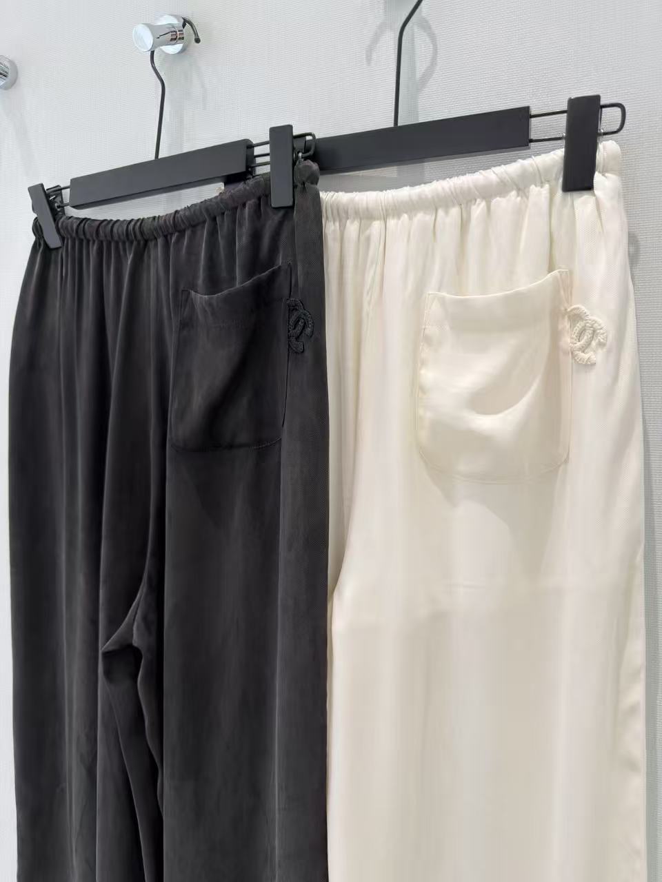 🛒𝐍𝐄𝐖 · 𝟐𝟎𝟐6/爆款现货原单品质  小众*｜2026新品铜氨丝立体双C松紧腰休闲裤常规设计  高