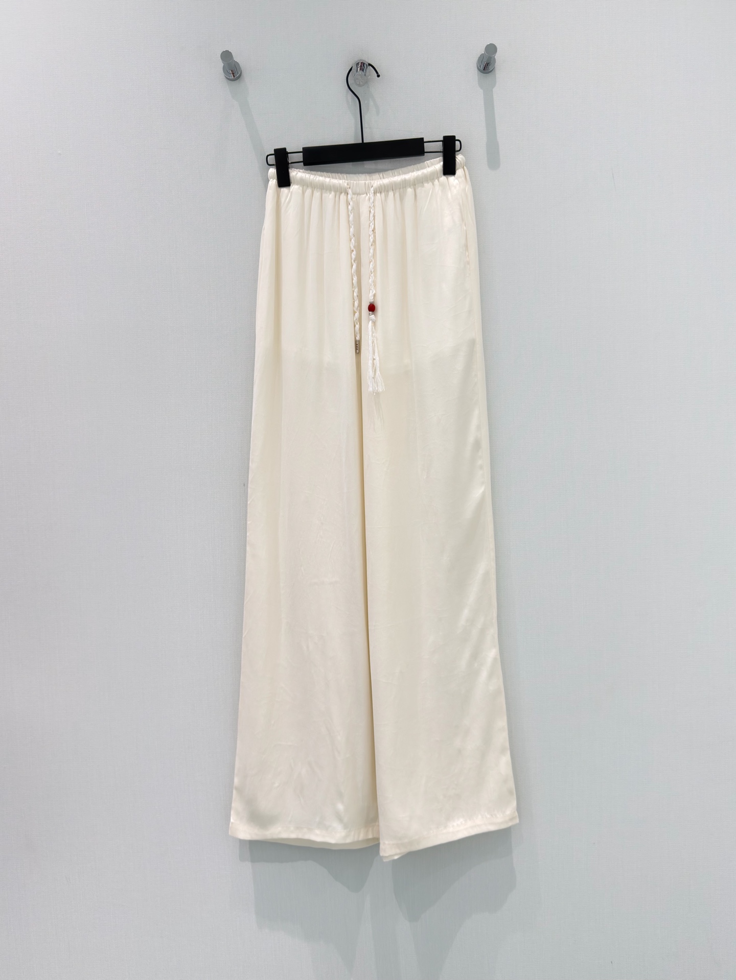 NO:826613,· 6/Hot items in stock Original order quality Niche*｜2026 new cupro three-dimensional double-C elastic waist casual pants Conventional design High-end and delicate texture Minimalist regular tailoring Fashionable personality Shows pure desire and tonality Classic and versatile colors Western style Daughter's age can be used in all seasons Customized fabrics and accessories Look for the version Black｜White S M L /, women's clothing,19860909· 6/爆款现货 原单品质 小众*｜2026新品铜氨丝立体双C松紧腰休闲裤 常规设计 高级肌理细腻 极简主义常规剪裁 个性时髦 彰显纯欲调性 经典百搭色系 洋气 千金减龄 四季都可 定制面辅料 认准版本 黑色｜白色 S M L /,女装,,Women's clothing