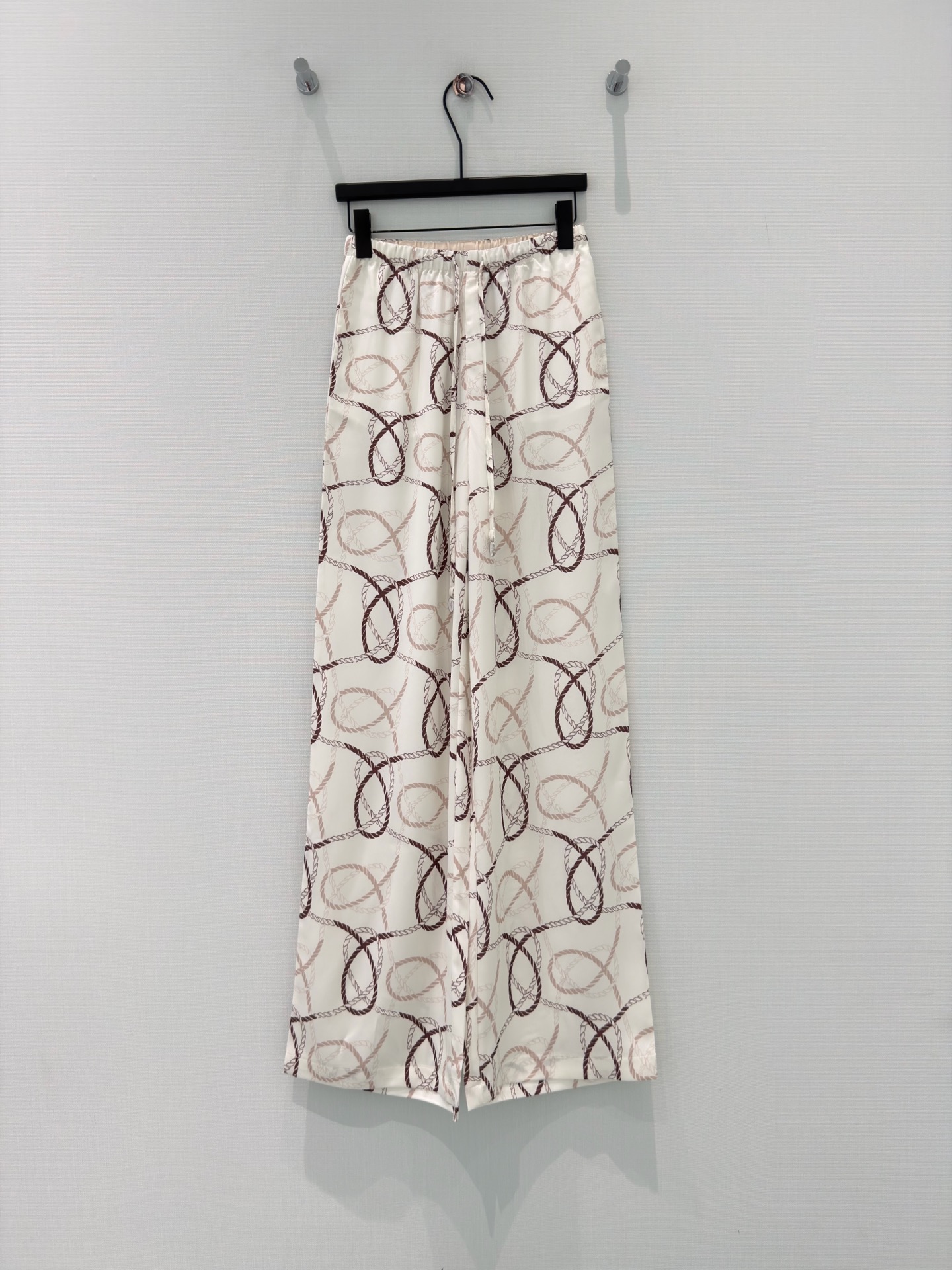 NO:826676,· 6/Hot items in stock Original order quality Niche*｜2026 new printed drawstring casual pants Conventional design Classic graphics High-end and delicate texture Minimalist regular tailoring Fashionable personality Shows pure desire Classic and versatile colors Western style Daughter's age can be used in all seasons Customized surface accessories Look for the version White S M L /, Hermès-clothing, hermes,19860909· 6/爆款现货 原单品质 小众*｜2026新品印花抽绳休闲裤 常规设计 经典图文 高级肌理细腻 极简主义常规剪裁 个性时髦 彰显纯欲调性 经典百搭色系 洋气 千金减龄 四季都可 定制面辅料 认准版本 白色 S M L /,爱马仕-服装,hermes,,Women's clothing