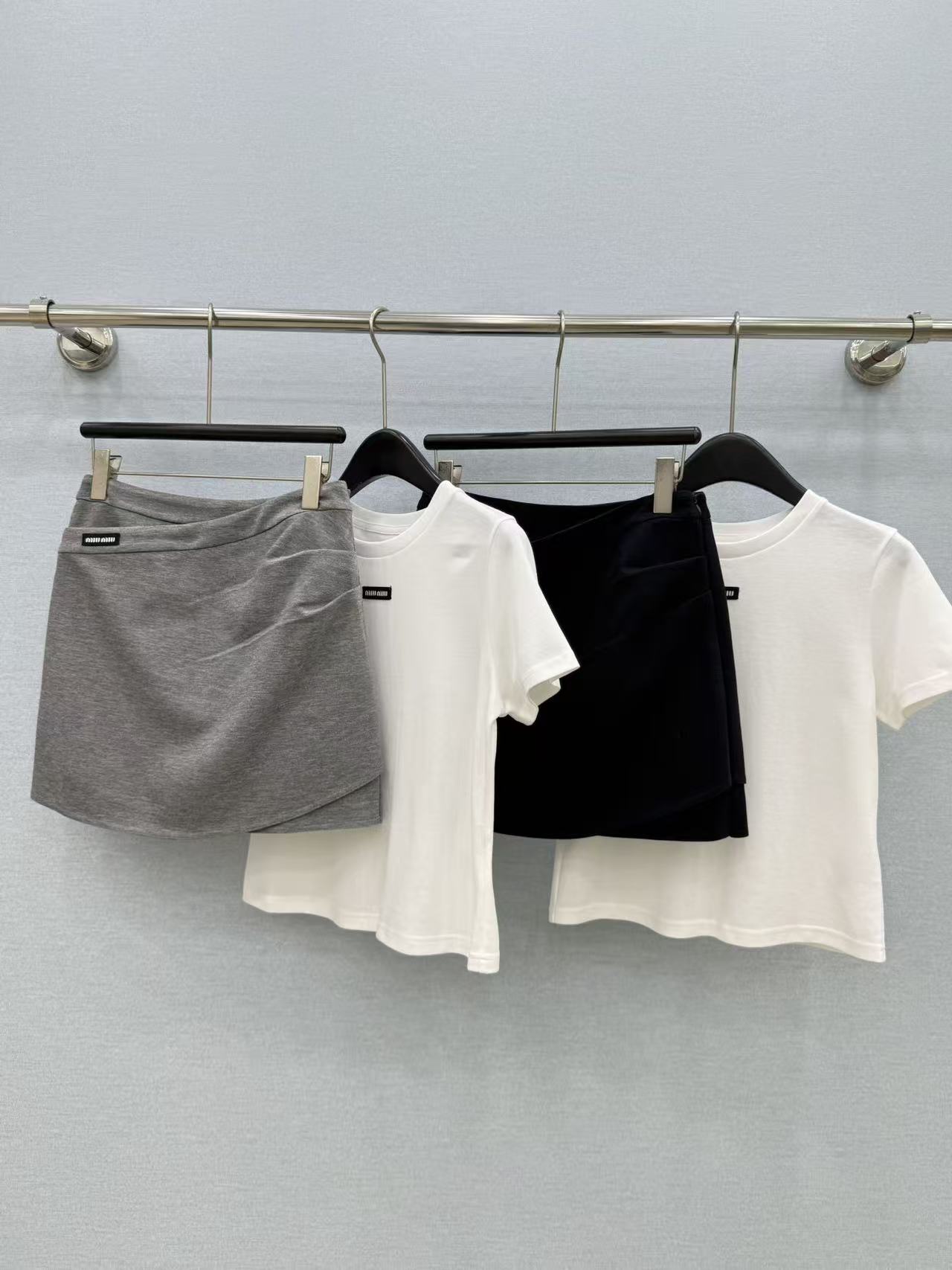 🛒𝐍𝐄𝐖 · 𝟐𝟎𝟐6/爆款现货【原单品质】 Miu Mi*｜26新品撞色T恤配不规则错层包臀半裙套装！