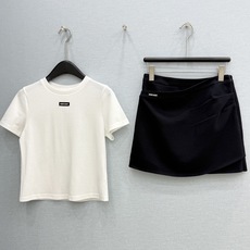 🛒𝐍𝐄𝐖 · 𝟐𝟎𝟐6/爆款现货【原单品质】 Miu Mi*|26新品撞色T恤配不规则错层包臀半裙套装! 🛒𝐍𝐄𝐖 · 𝟐𝟎𝟐6/爆款现货【原单品质】 Miu Mi*|26新品撞色T恤配不规则错层包臀半裙套装!