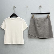 🛒𝐍𝐄𝐖 · 𝟐𝟎𝟐6/爆款现货【原单品质】 Miu Mi*|26新品撞色T恤配不规则错层包臀半裙套装! 🛒𝐍𝐄𝐖 · 𝟐𝟎𝟐6/爆款现货【原单品质】 Miu Mi*|26新品撞色T恤配不规则错层包臀半裙套装!