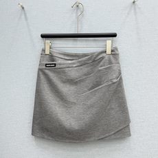 🛒𝐍𝐄𝐖 · 𝟐𝟎𝟐6/爆款现货【原单品质】 Miu Mi*|26新品撞色T恤配不规则错层包臀半裙套装! 🛒𝐍𝐄𝐖 · 𝟐𝟎𝟐6/爆款现货【原单品质】 Miu Mi*|26新品撞色T恤配不规则错层包臀半裙套装!