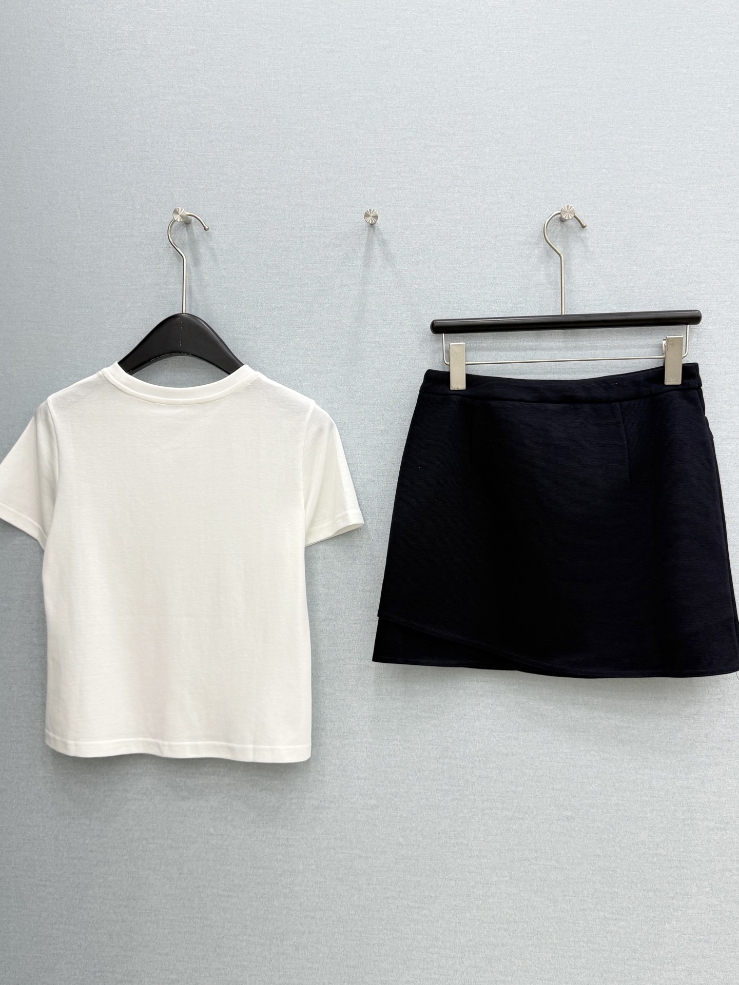 🛒𝐍𝐄𝐖 · 𝟐𝟎𝟐6/爆款现货【原单品质】 Miu Mi*|26新品撞色T恤配不规则错层包臀半裙套装! 🛒𝐍𝐄𝐖 · 𝟐𝟎𝟐6/爆款现货【原单品质】 Miu Mi*|26新品撞色T恤配不规则错层包臀半裙套装!