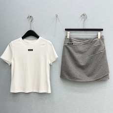 🛒𝐍𝐄𝐖 · 𝟐𝟎𝟐6/爆款现货【原单品质】 Miu Mi*|26新品撞色T恤配不规则错层包臀半裙套装! 🛒𝐍𝐄𝐖 · 𝟐𝟎𝟐6/爆款现货【原单品质】 Miu Mi*|26新品撞色T恤配不规则错层包臀半裙套装!