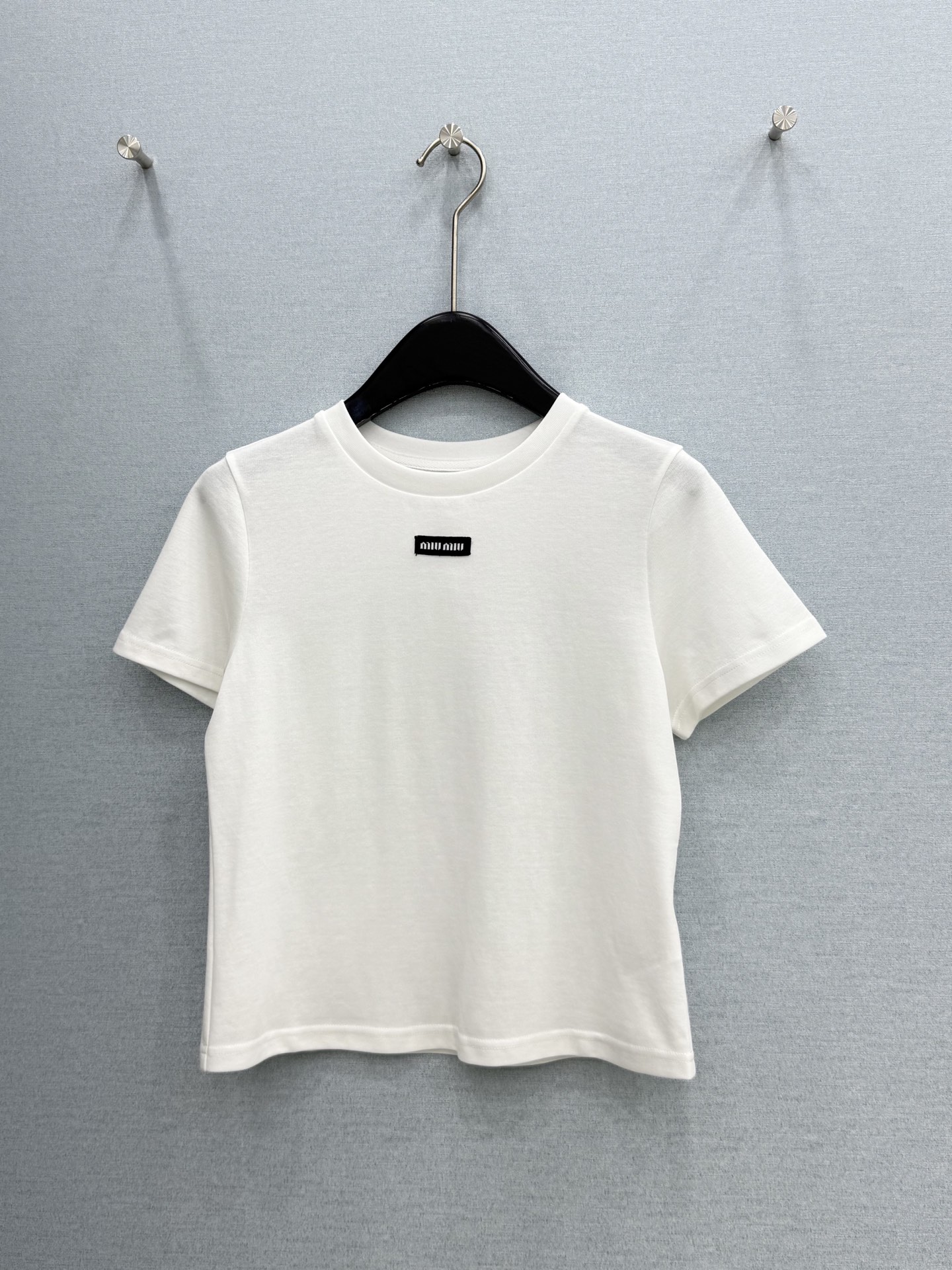 🛒𝐍𝐄𝐖 · 𝟐𝟎𝟐6/爆款现货【原单品质】 Miu Mi*|26新品撞色T恤配不规则错层包臀半裙套装! 🛒𝐍𝐄𝐖 · 𝟐𝟎𝟐6/爆款现货【原单品质】 Miu Mi*|26新品撞色T恤配不规则错层包臀半裙套装!