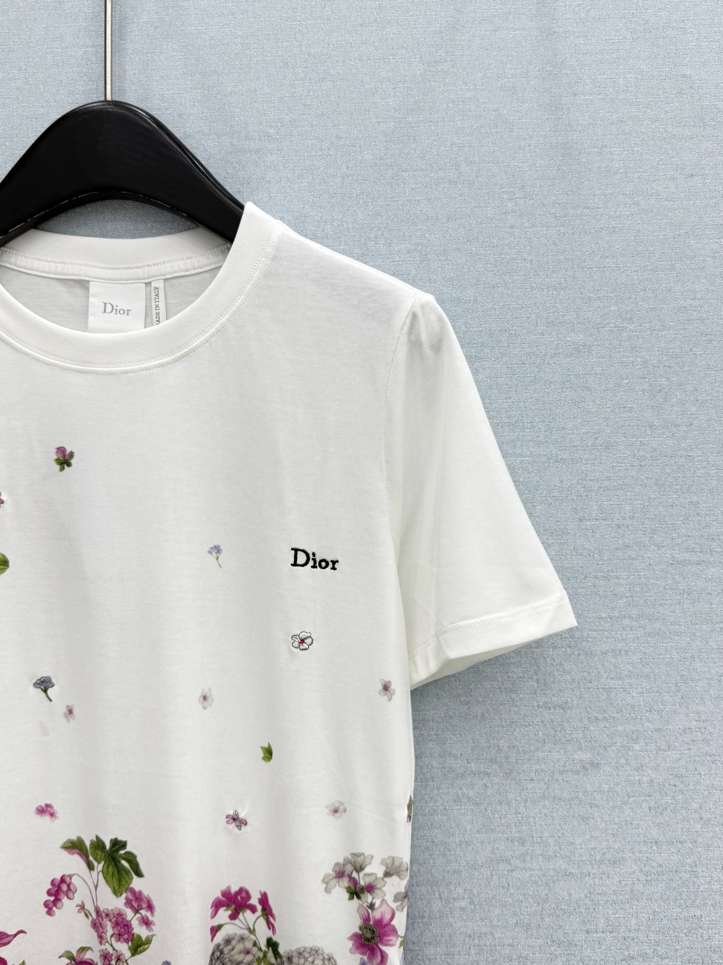 🛒𝐍𝐄𝐖 · 𝟐𝟎𝟐6/爆款现货【春夏上新】 Dio*｜2026新款刺绣花朵字母T恤高订面料，百搭版型 